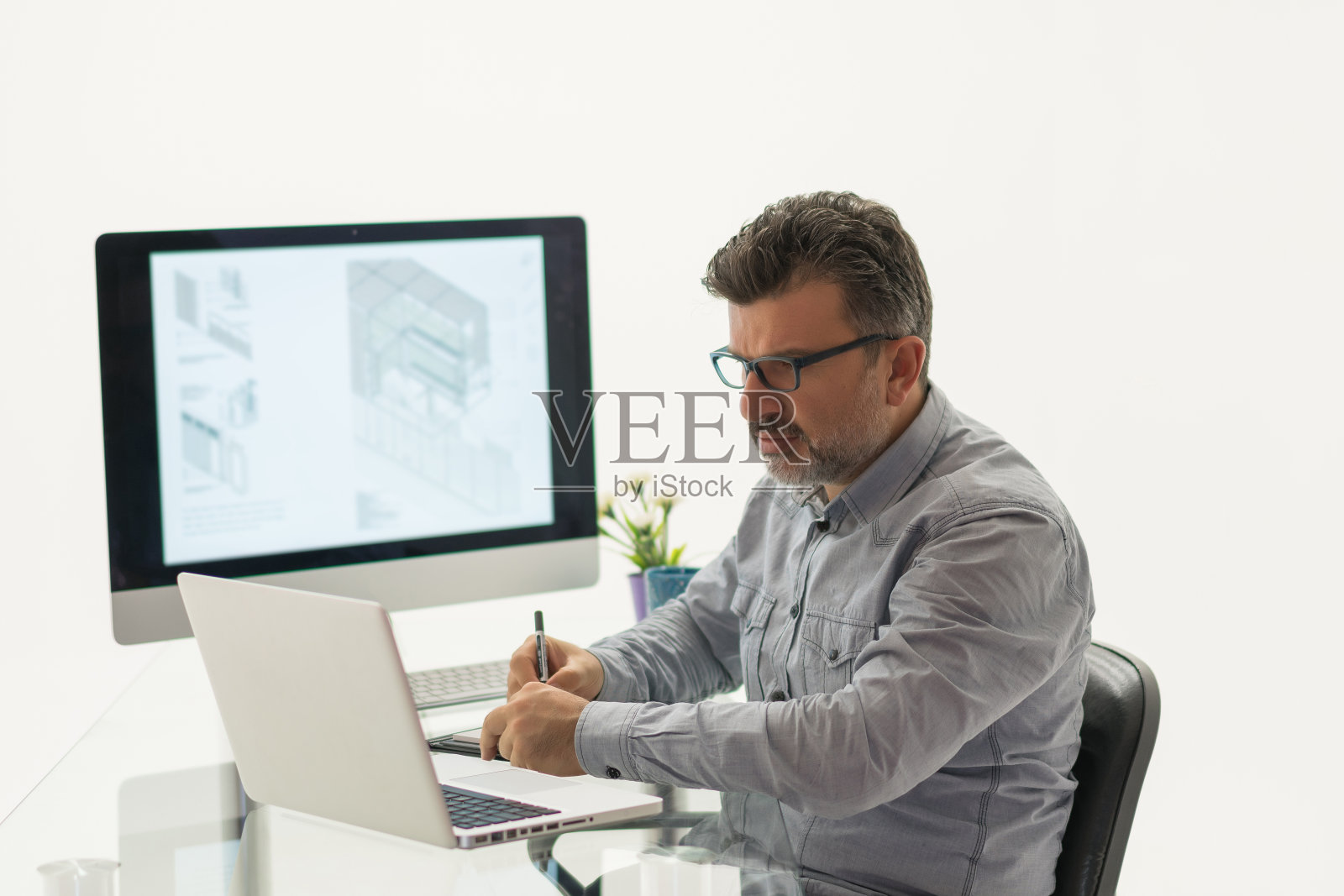 在办公室使用电脑的商人照片摄影图片