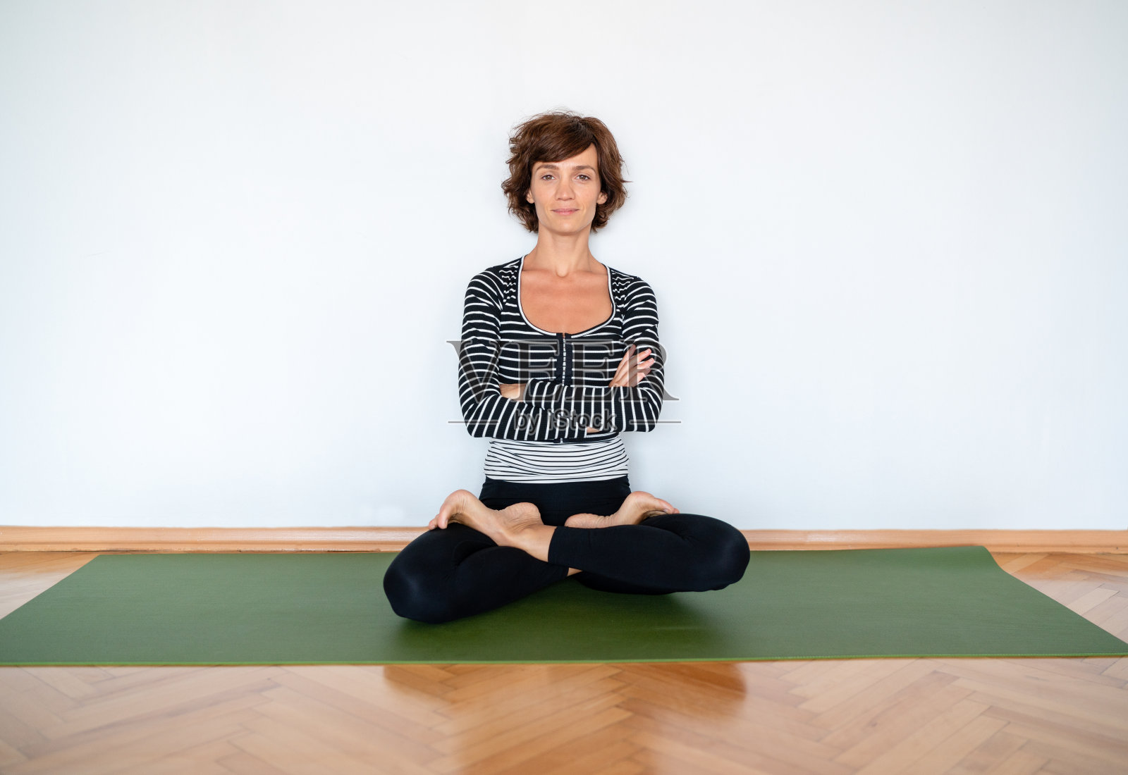 年轻女子做瑜伽冥想练习照片摄影图片