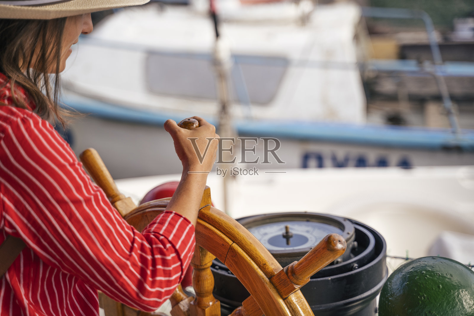 在一个小渔村的码头上独自旅行的女人。照片摄影图片