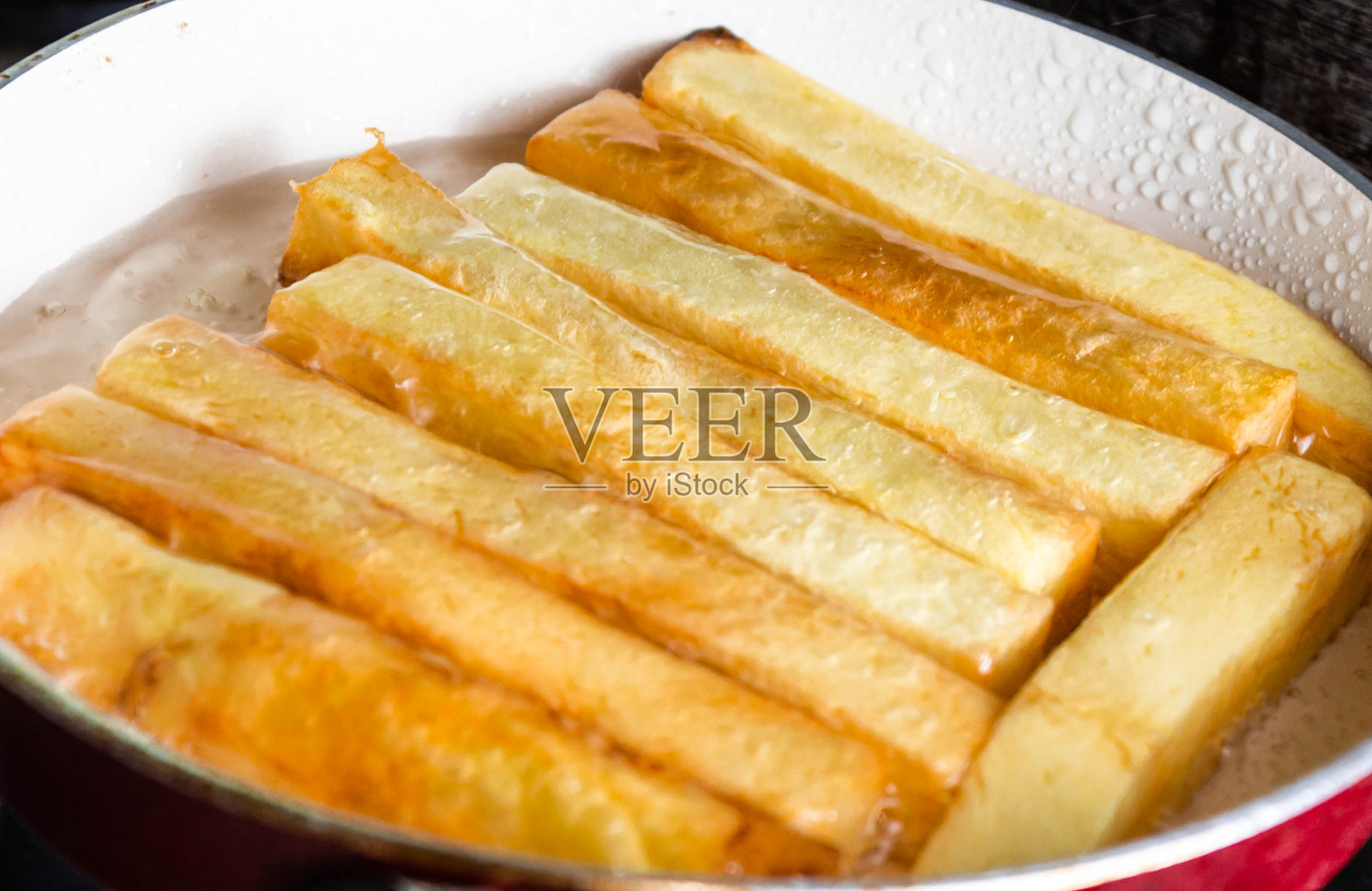 生薯条放在一个单独的白色盘子上生薯条照片摄影图片