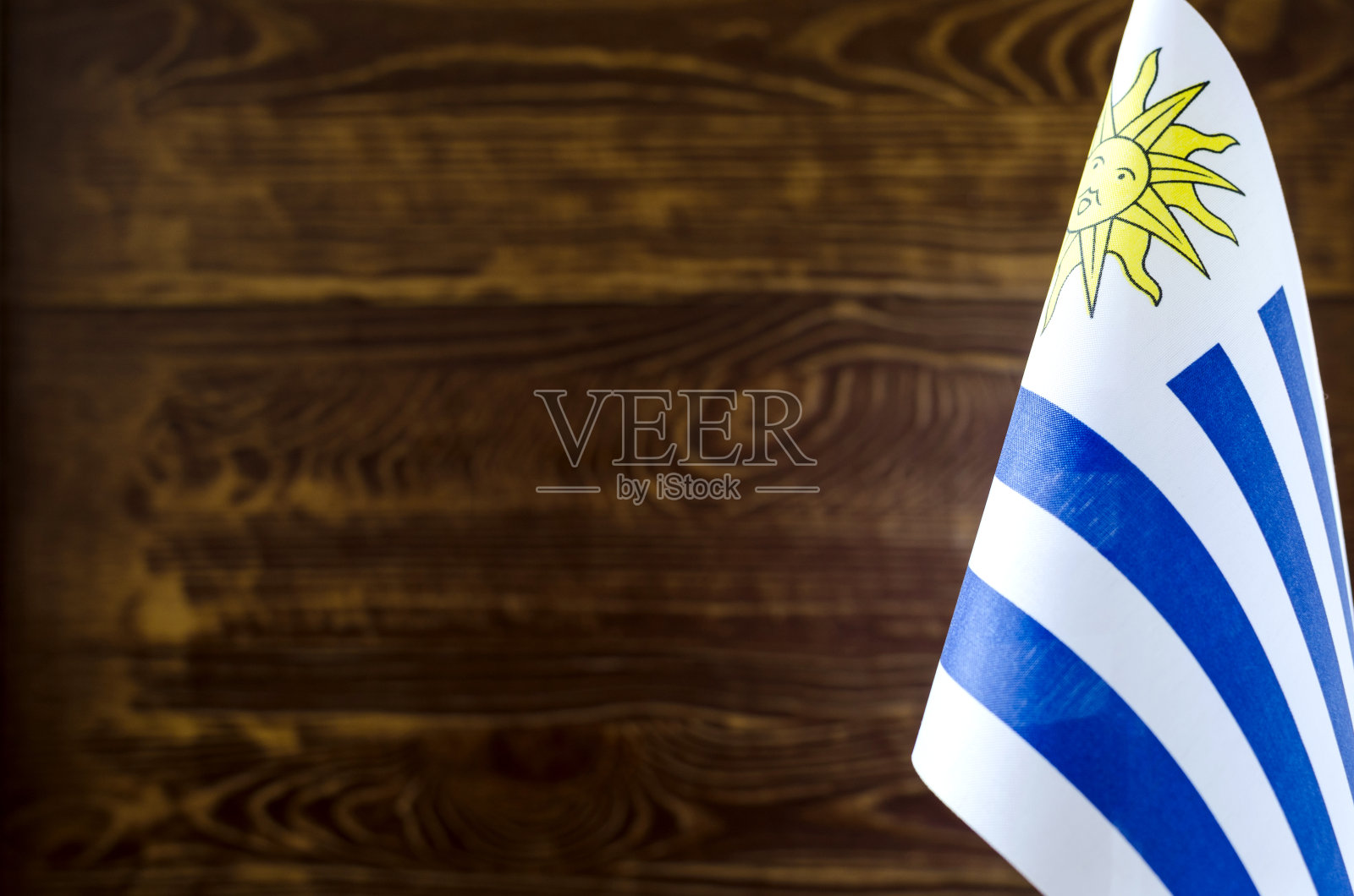 乌拉圭国旗的碎片在前景空间为文字模糊的背景照片摄影图片