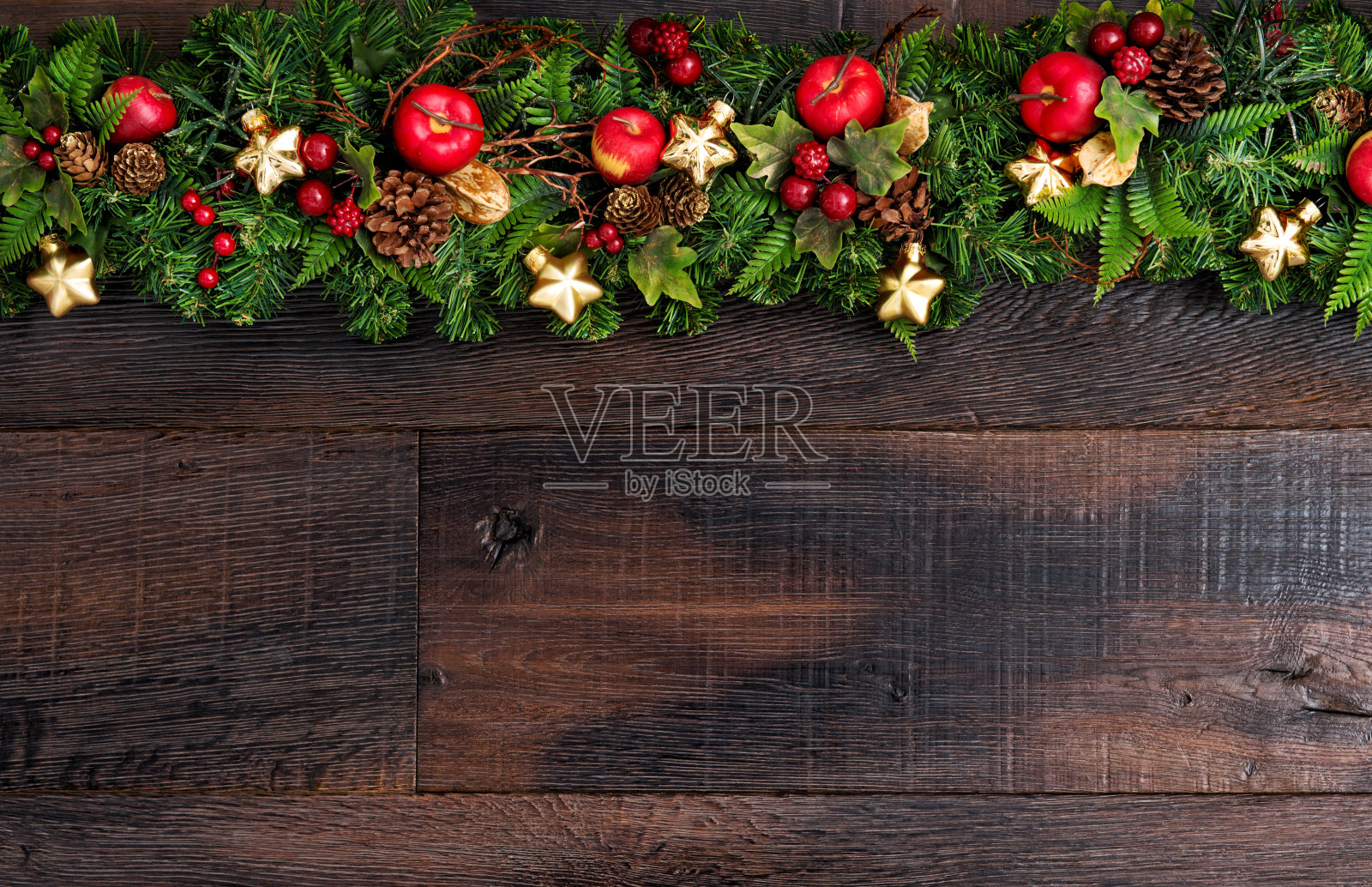 圣诞装饰品花环红苹果绿松枝暗照片摄影图片