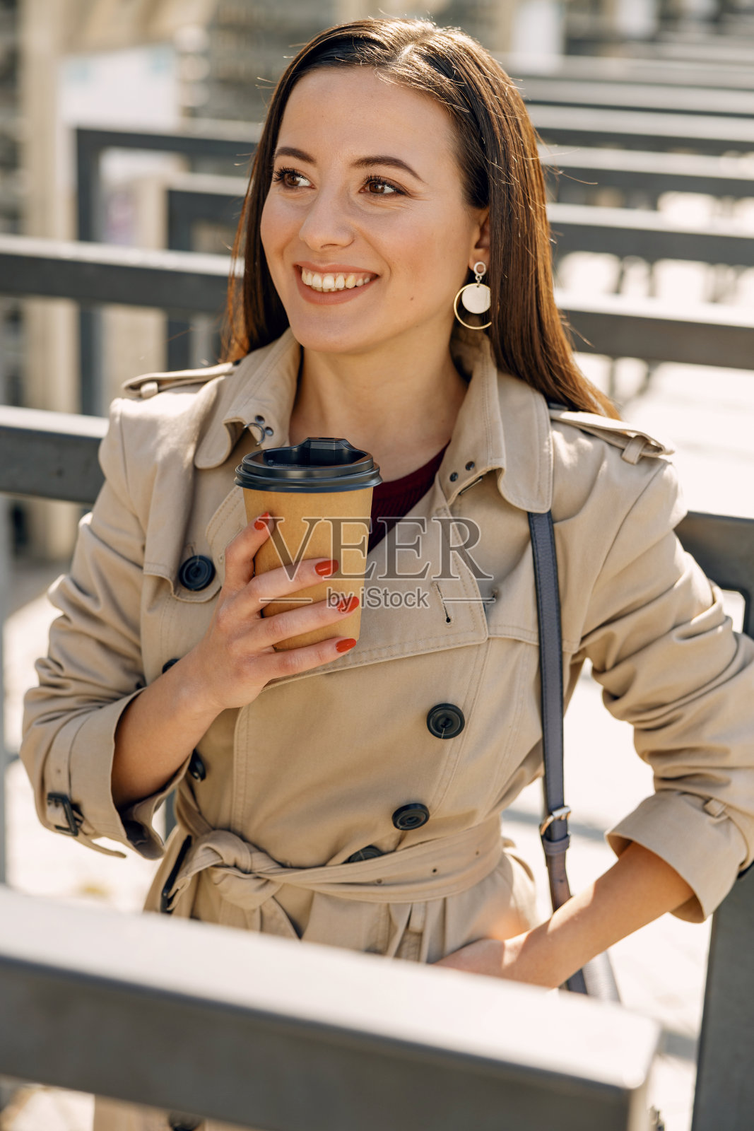 快乐的年轻女子在户外度过周末照片摄影图片