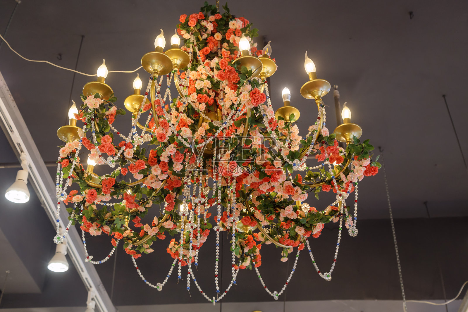 用人造花和珠子装饰的吊灯照片摄影图片