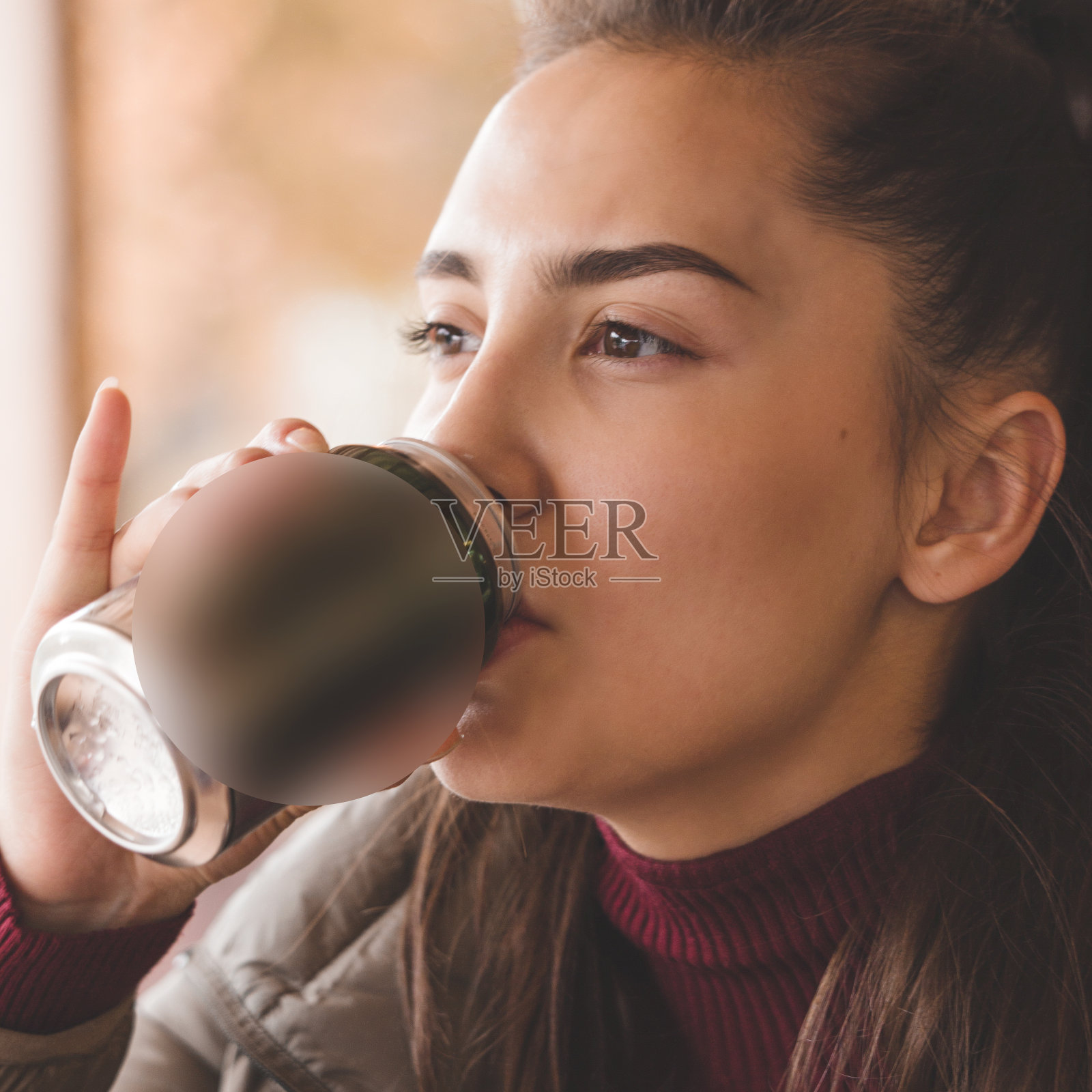 年轻的黑发女孩照片摄影图片