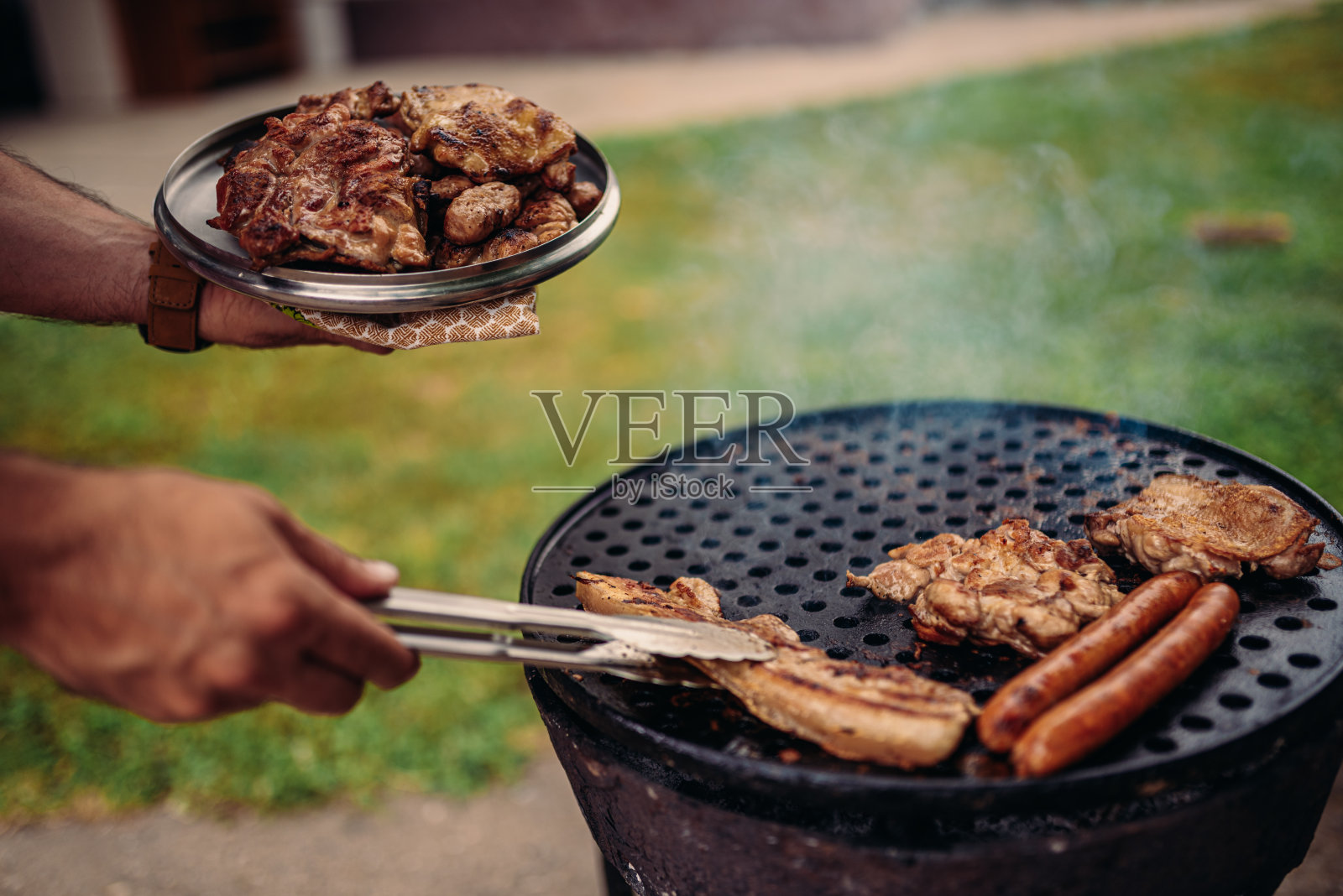 男人在烤肉上烤肉照片摄影图片
