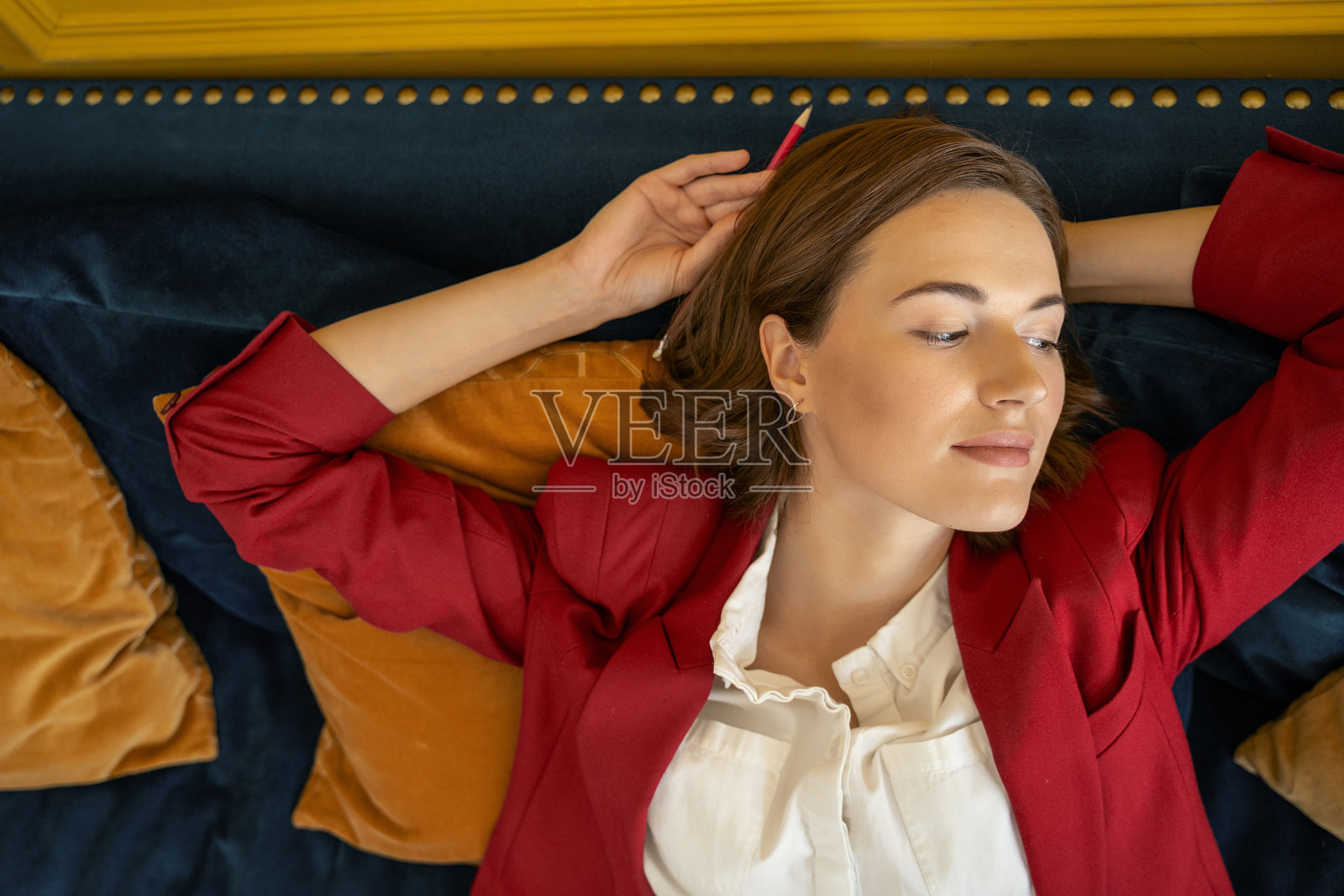 放松的漂亮女人躺在枕头上照片摄影图片