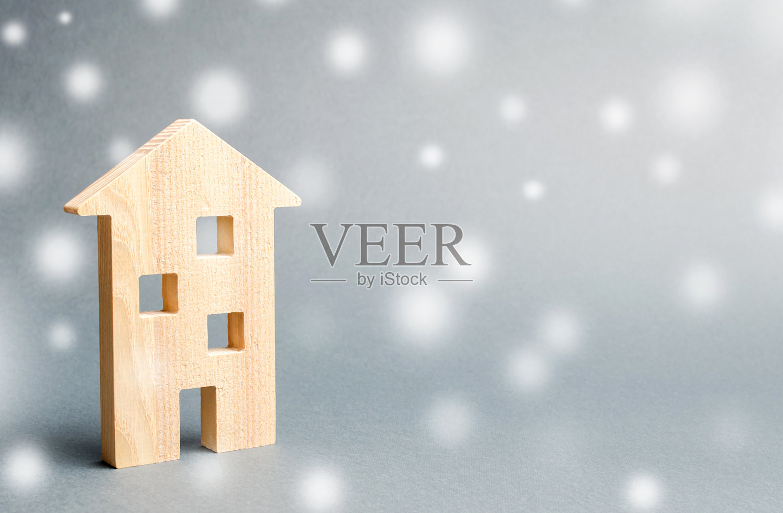 微型木屋和雪花。冬季对房地产的需求圣诞节打折促销。租赁住房。买房子和公寓。有利的价格照片摄影图片