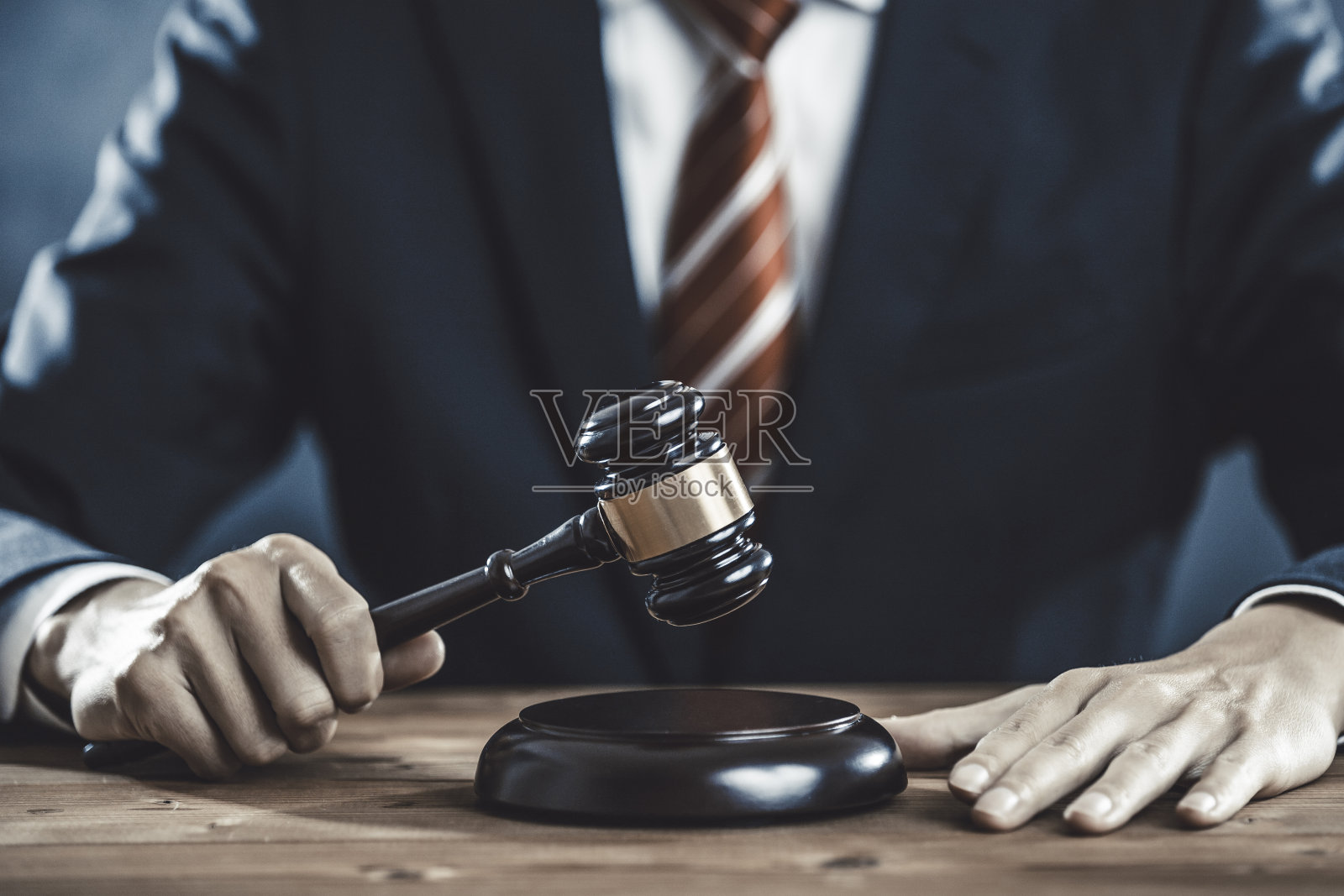 一个拿着法官木槌的人照片摄影图片