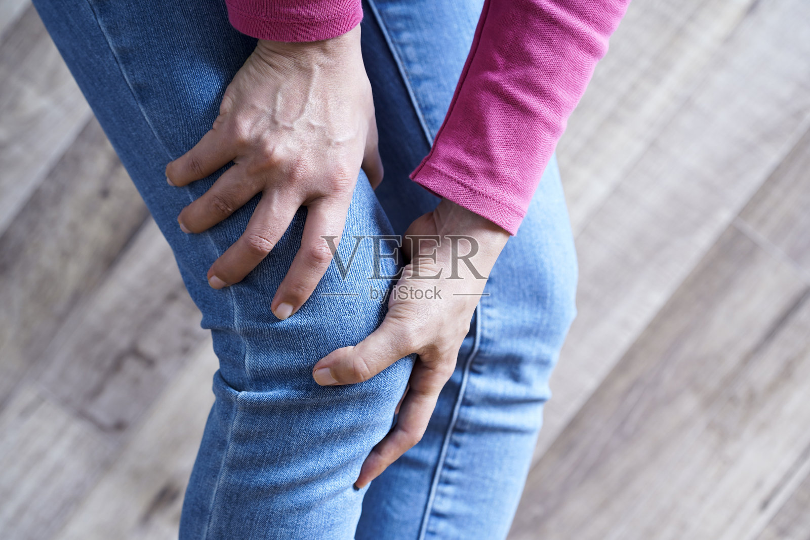 一个膝盖受伤的女人的特写照片摄影图片