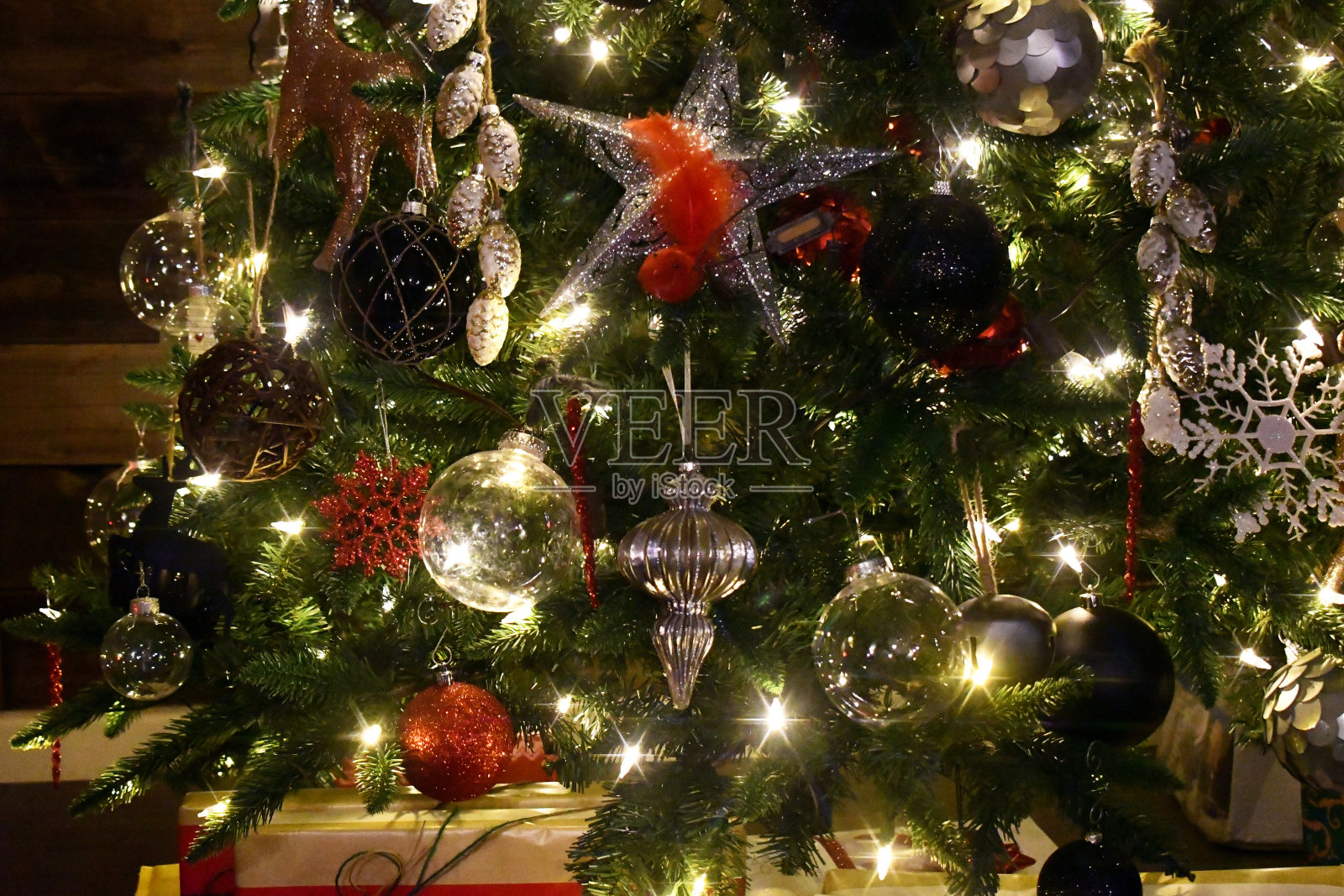 圣诞树上的装饰品和礼物照片摄影图片