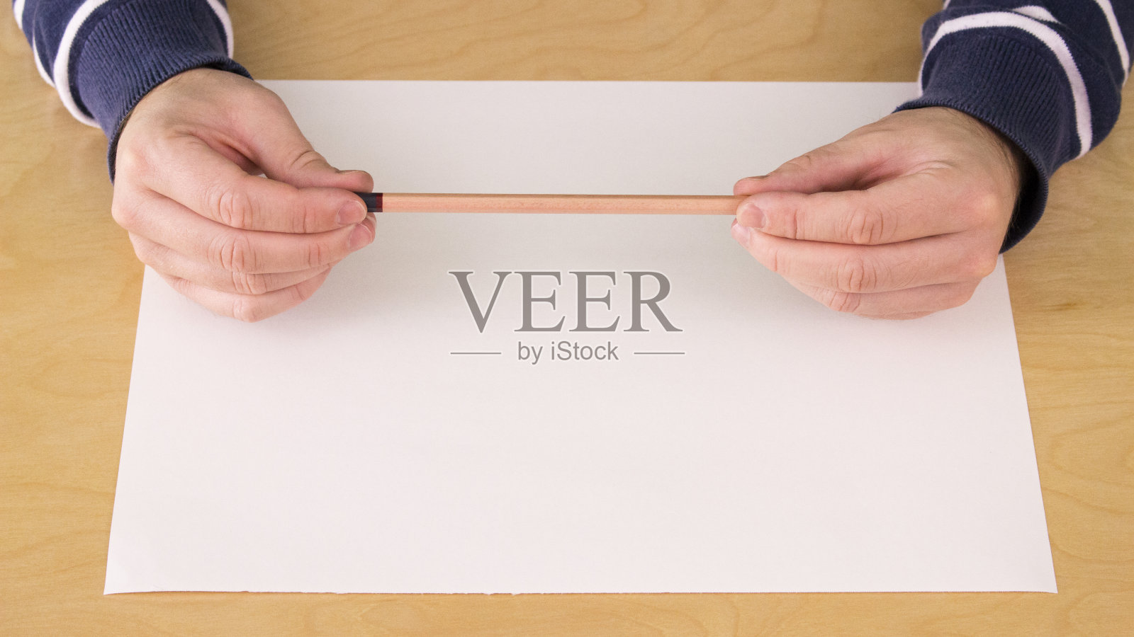 举行一个铅笔照片摄影图片