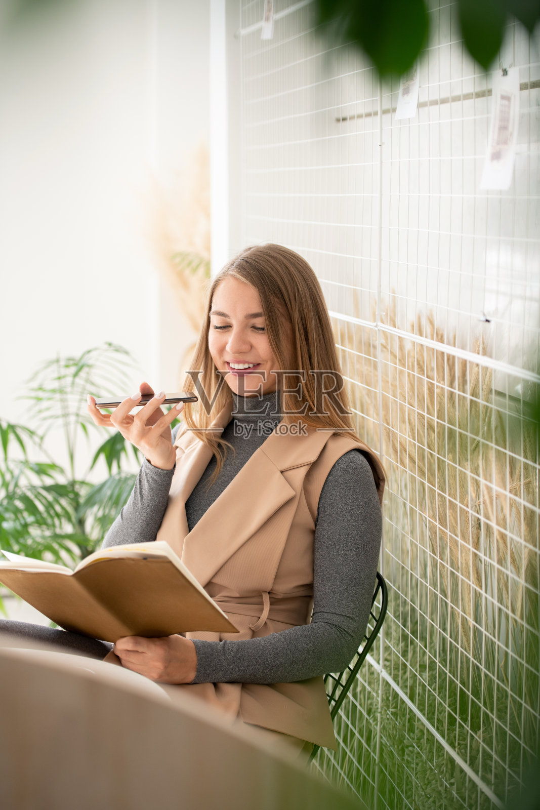 快乐青年学生阅读抄写笔记和录音留言照片摄影图片