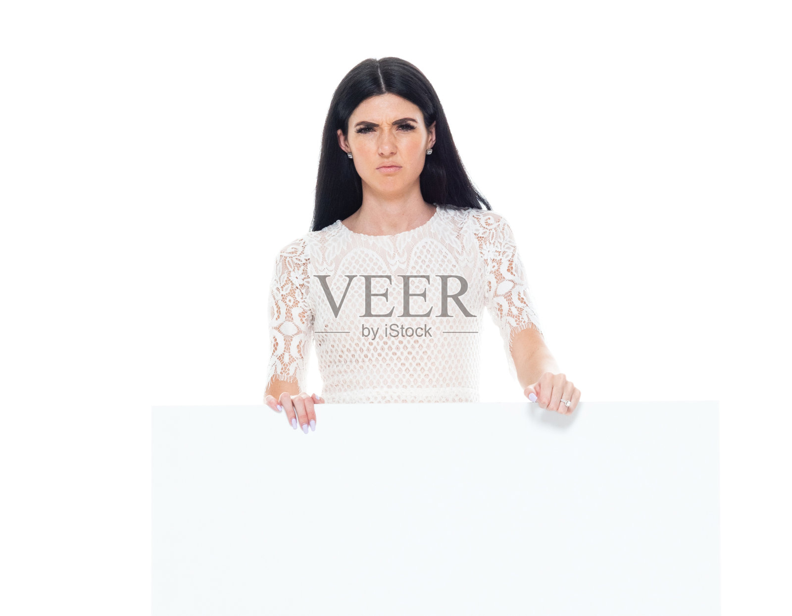 一个人/正面视图/腰部以上的20-29岁的成年人美丽/高个子/长发白种人年轻女性/女性站在白色的背景谁是生气/失望/挫折/不满意/冷淡的态度照片摄影图片