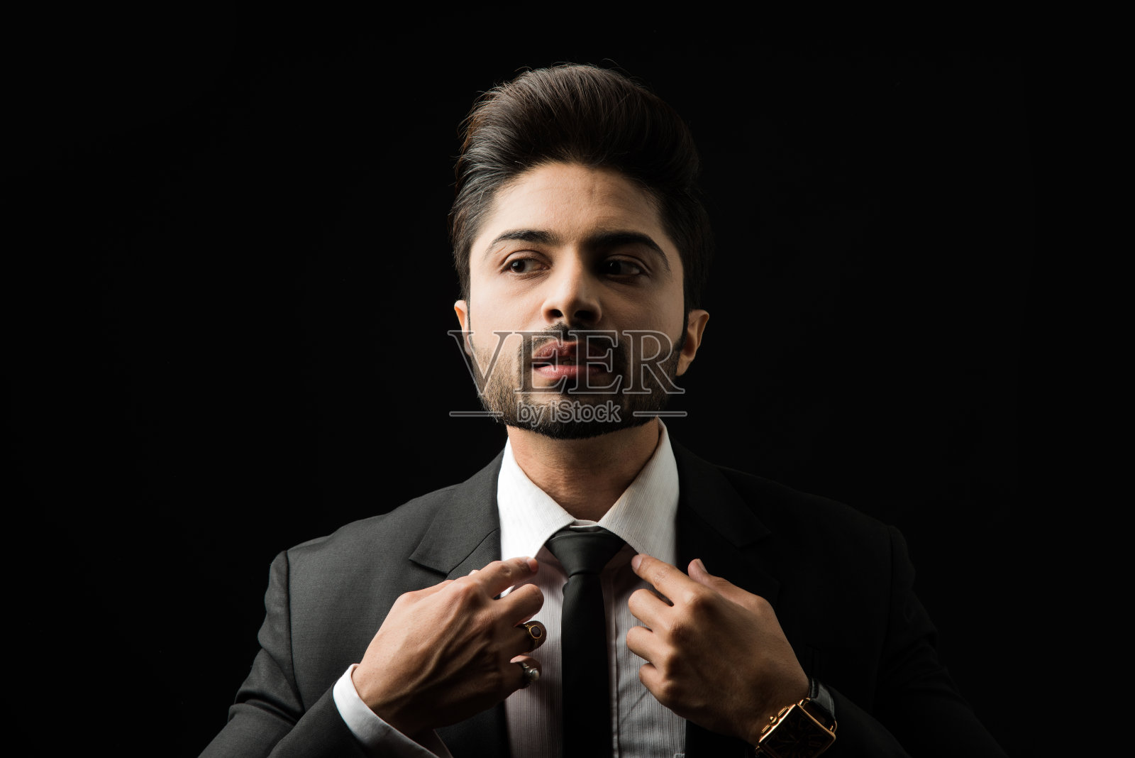 印度男性商人站在黑人背景照片摄影图片