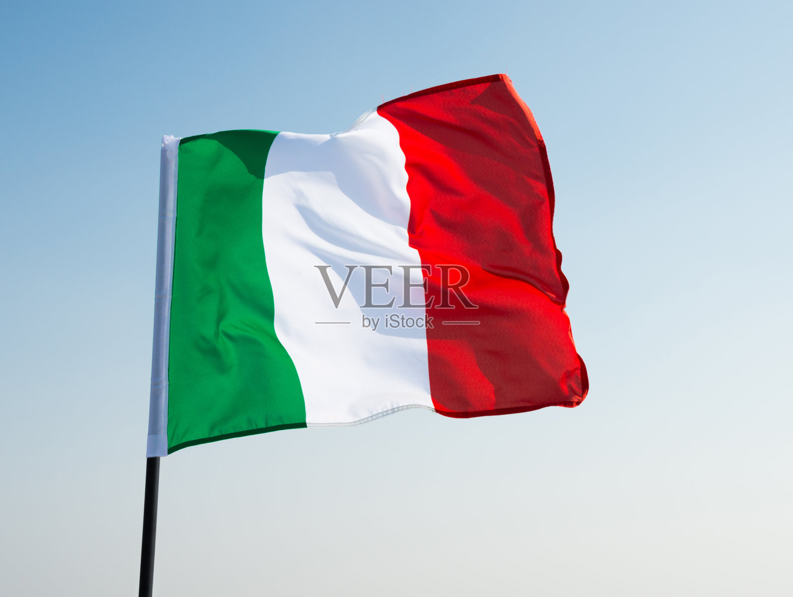 意大利国旗在天空中飘扬照片摄影图片