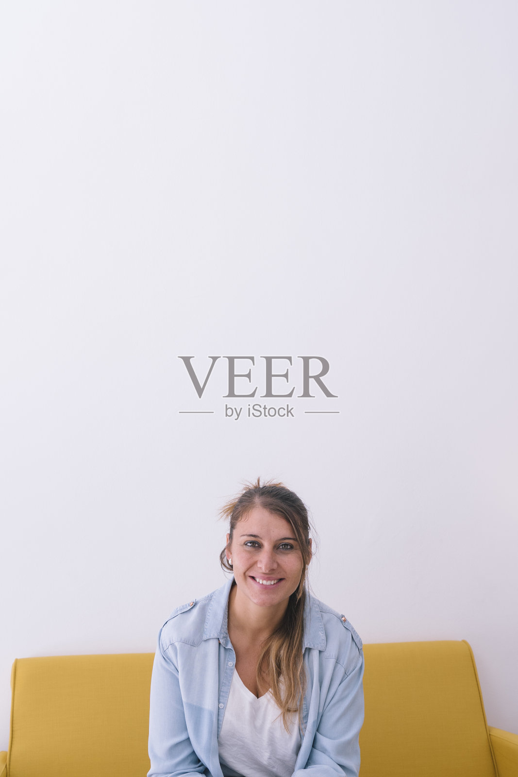 微笑的年轻白人妇女的肖像。刚起步的年轻女强人。合作工作的现代生活方式。照片摄影图片