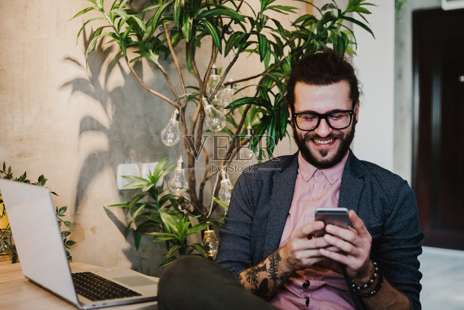 在现代办公室工作的大胡子年轻商人照片摄影图片