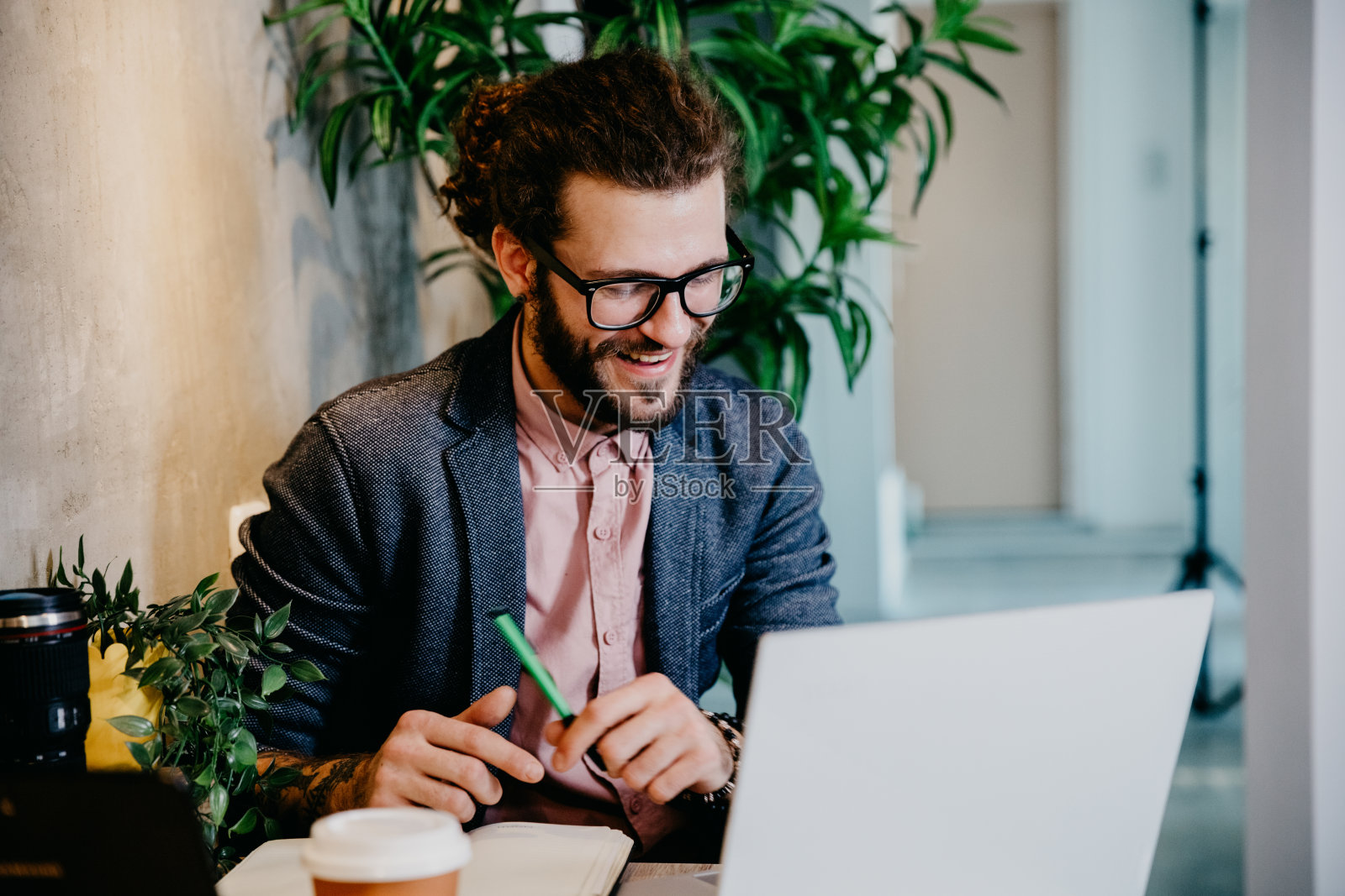 在现代办公室工作的大胡子年轻商人照片摄影图片