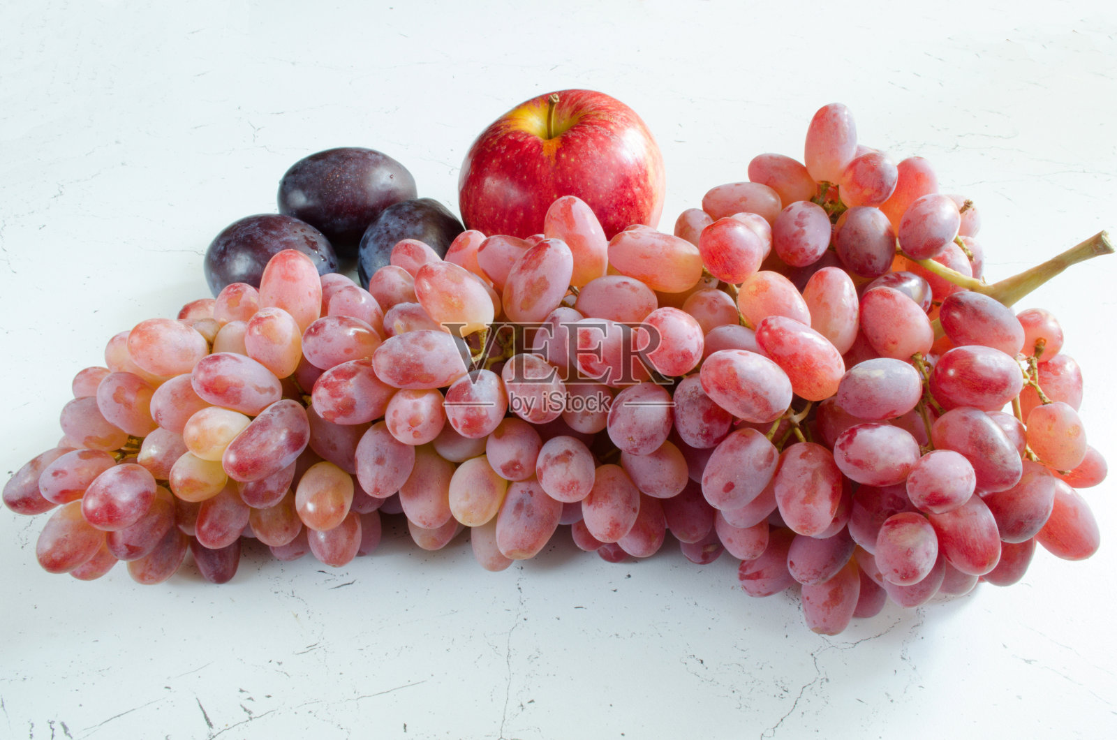 一串成熟的粉红葡萄配苹果和西梅照片摄影图片