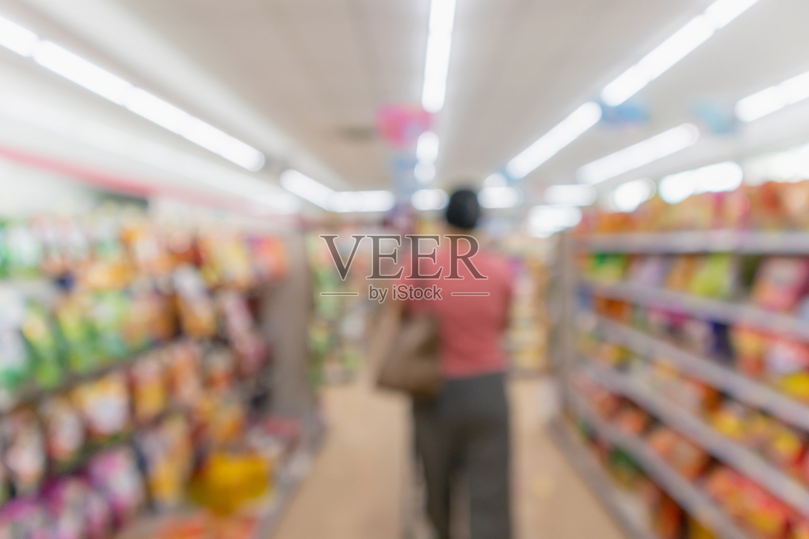 超市便利店通道内部货架模糊背景照片摄影图片