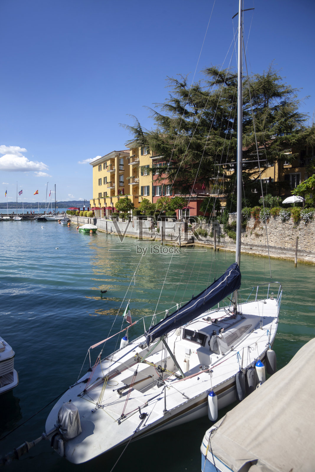 停泊在港口的船只的景色照片摄影图片