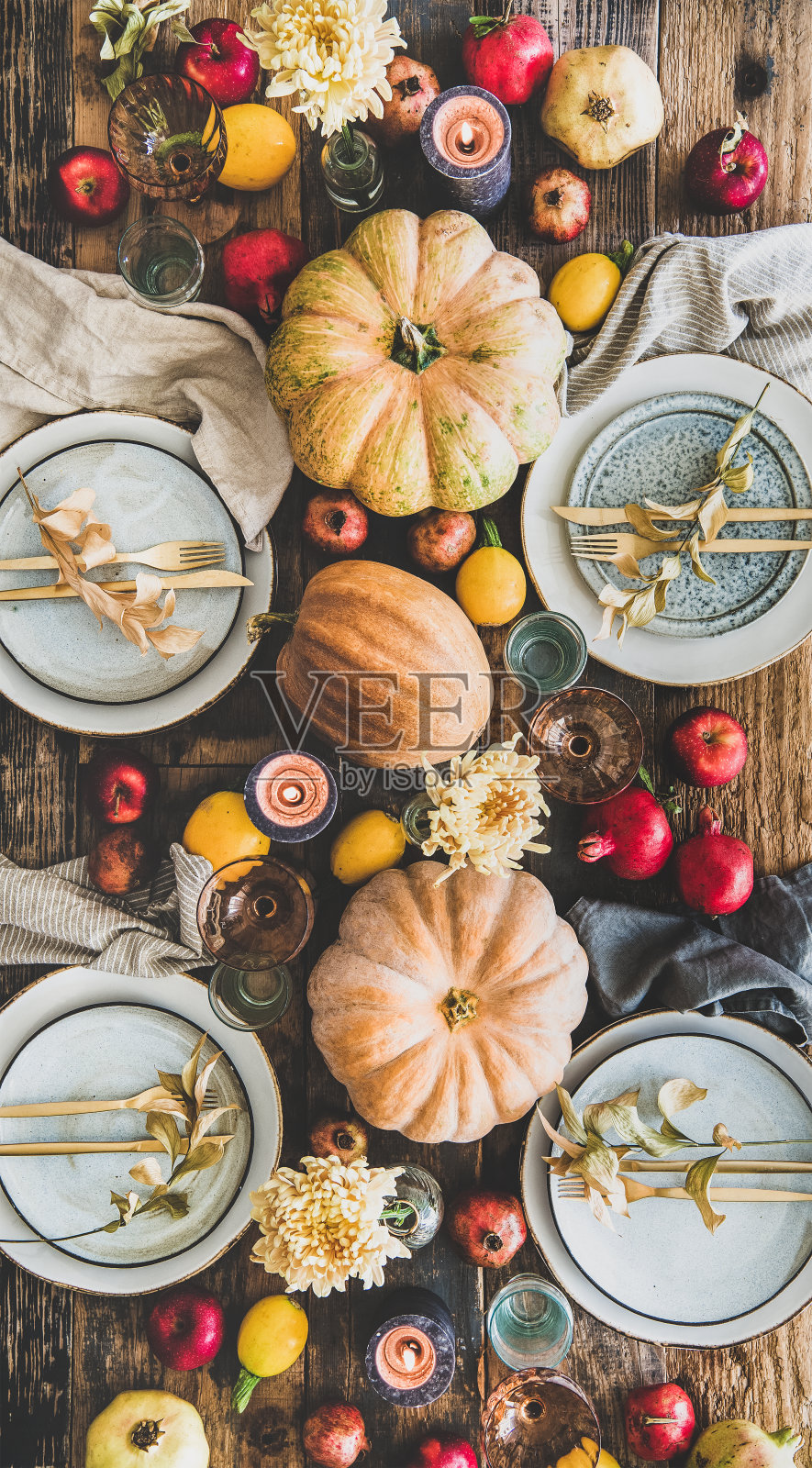 感恩节派对餐桌上的水果和蜡烛照片摄影图片