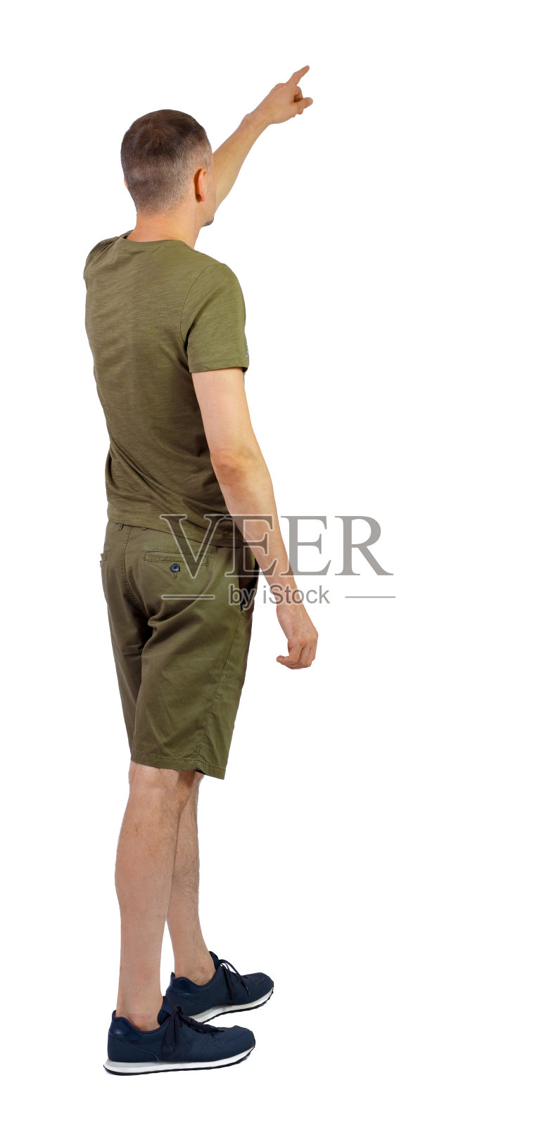 背影看帅哥穿短裤指着。照片摄影图片