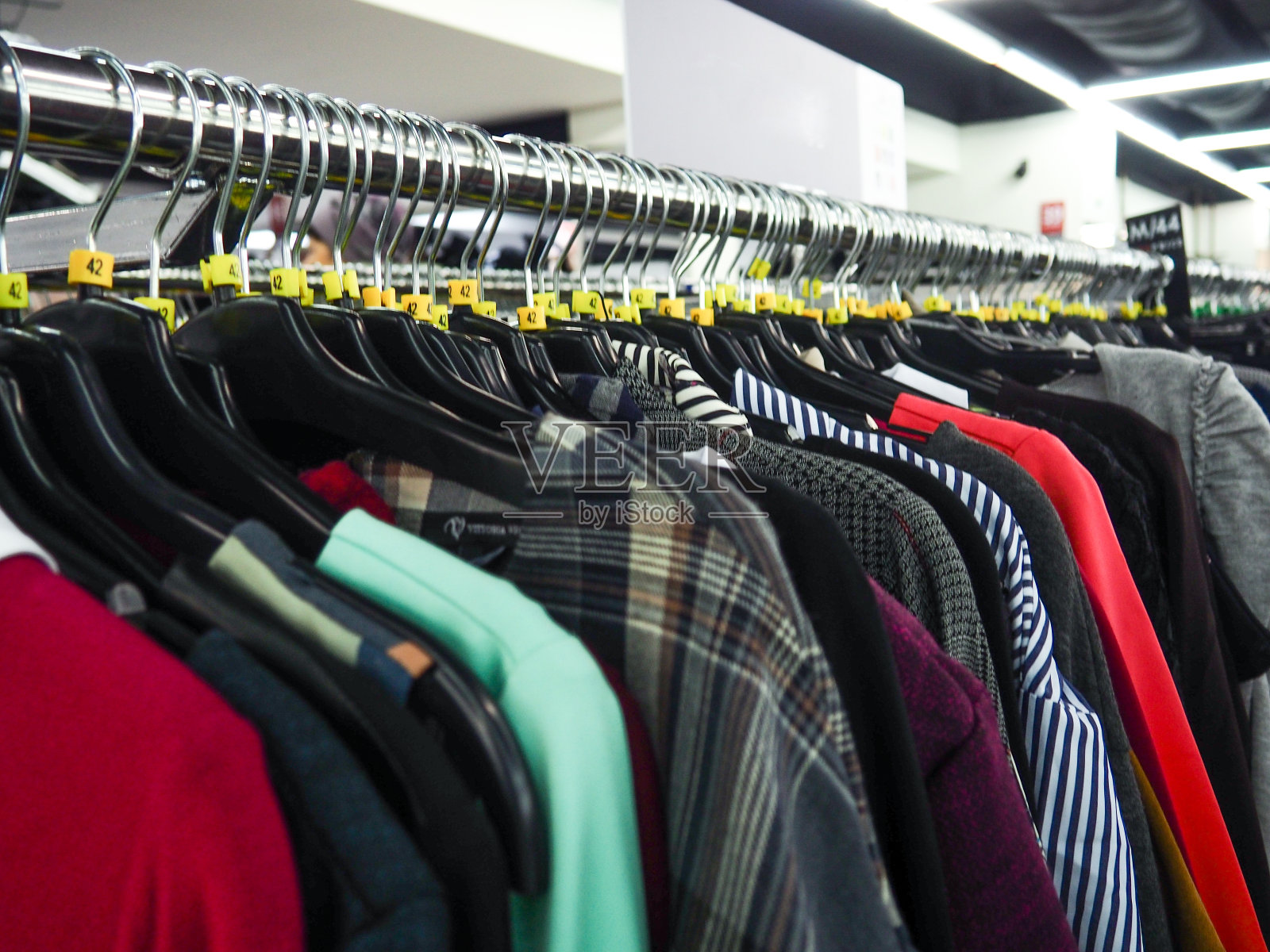 抽象模糊照片的服装店在一个购物中心，购物的概念照片摄影图片