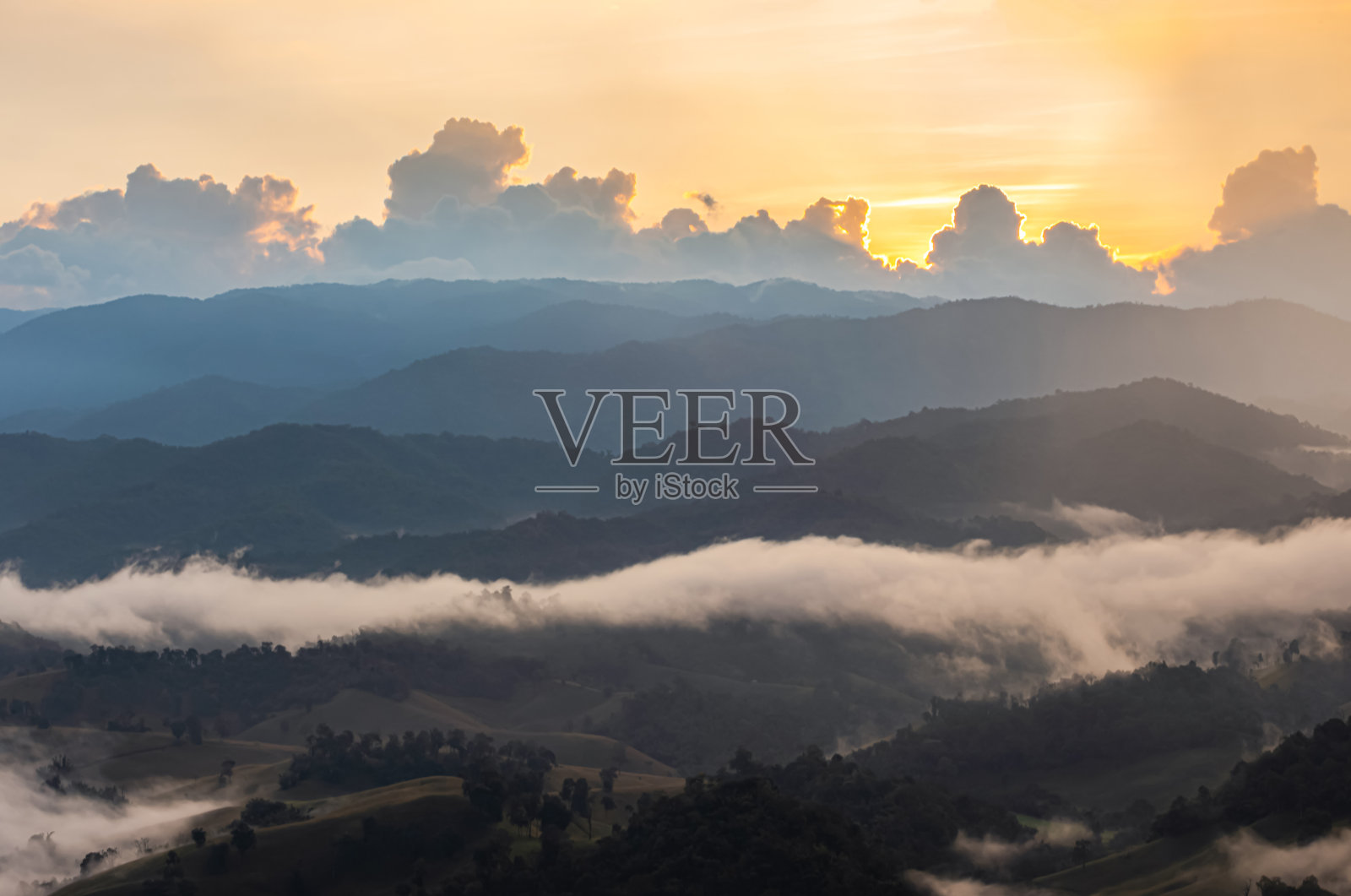 山和雾，柔和的背景焦点照片摄影图片