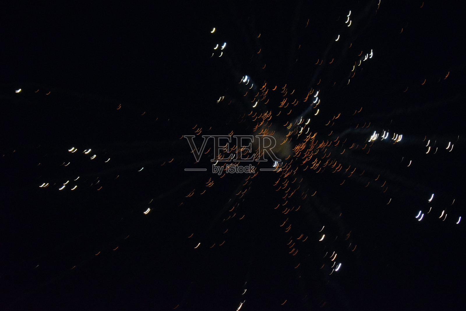 美丽的烟花在天空中。新年的庆祝活动。圣诞节的背景。新年的夜晚。照片摄影图片