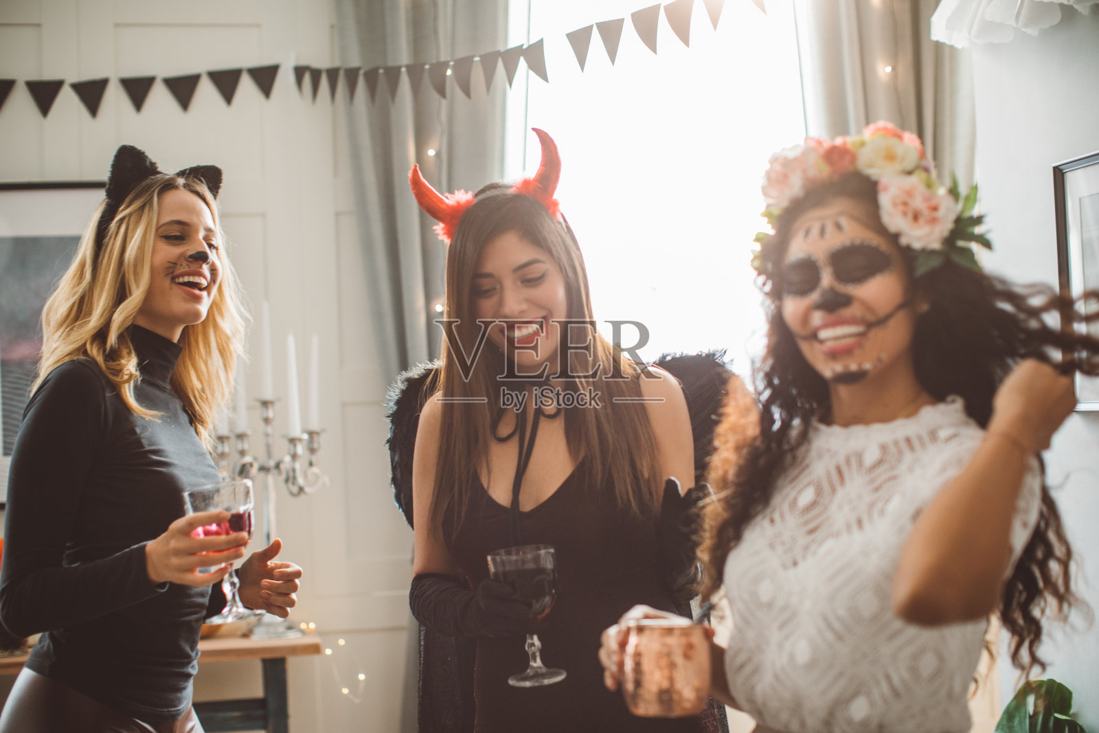 万圣节多民族家庭聚会照片摄影图片