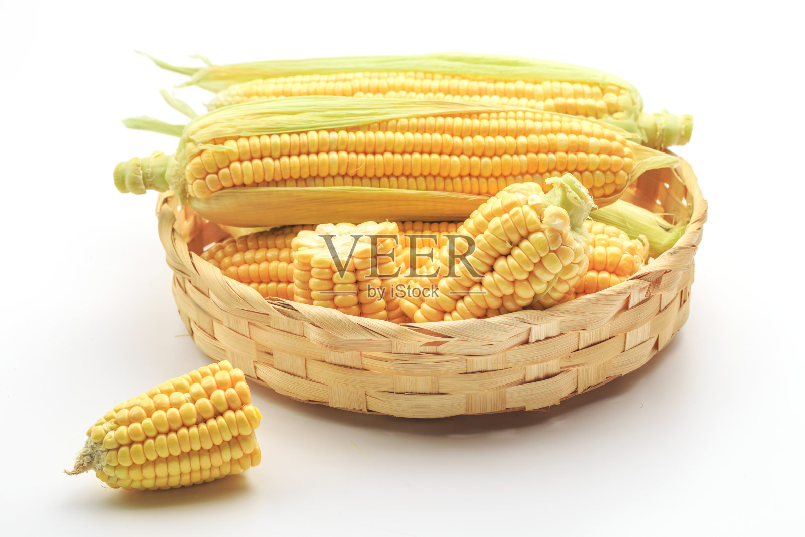 白色背景上的新鲜玉米照片摄影图片