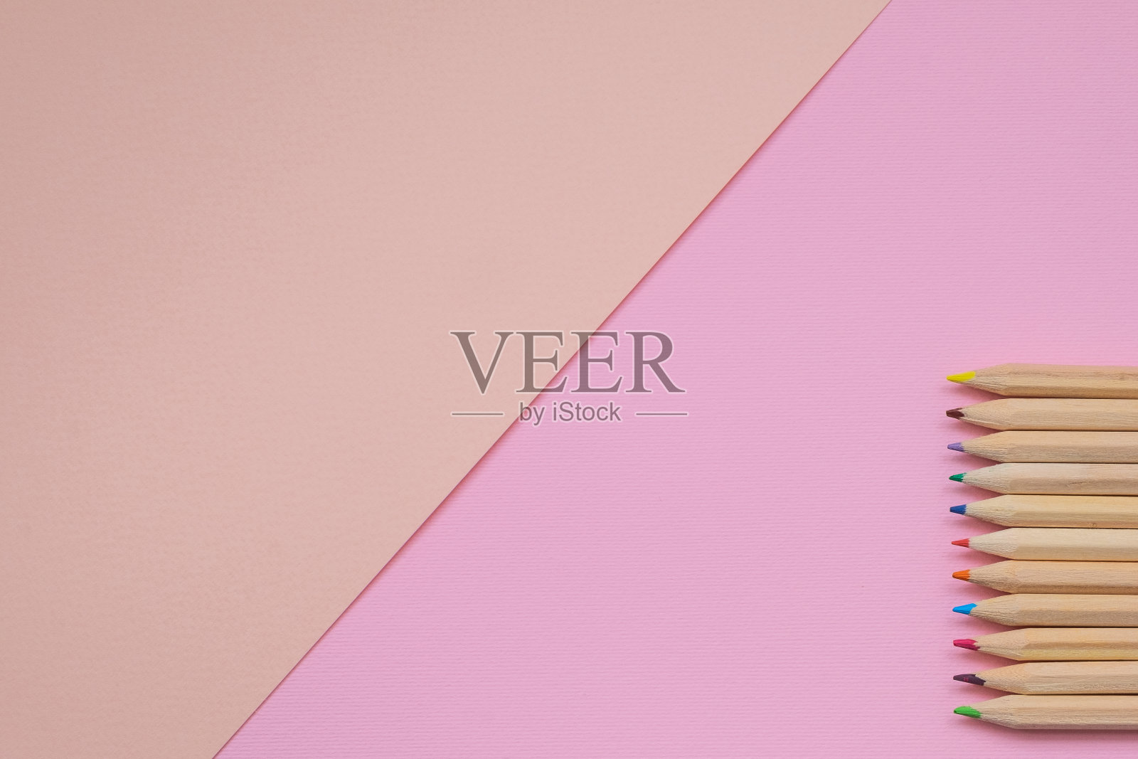 灰色混凝土背景上的一组彩色铅笔。概念回归学校照片摄影图片