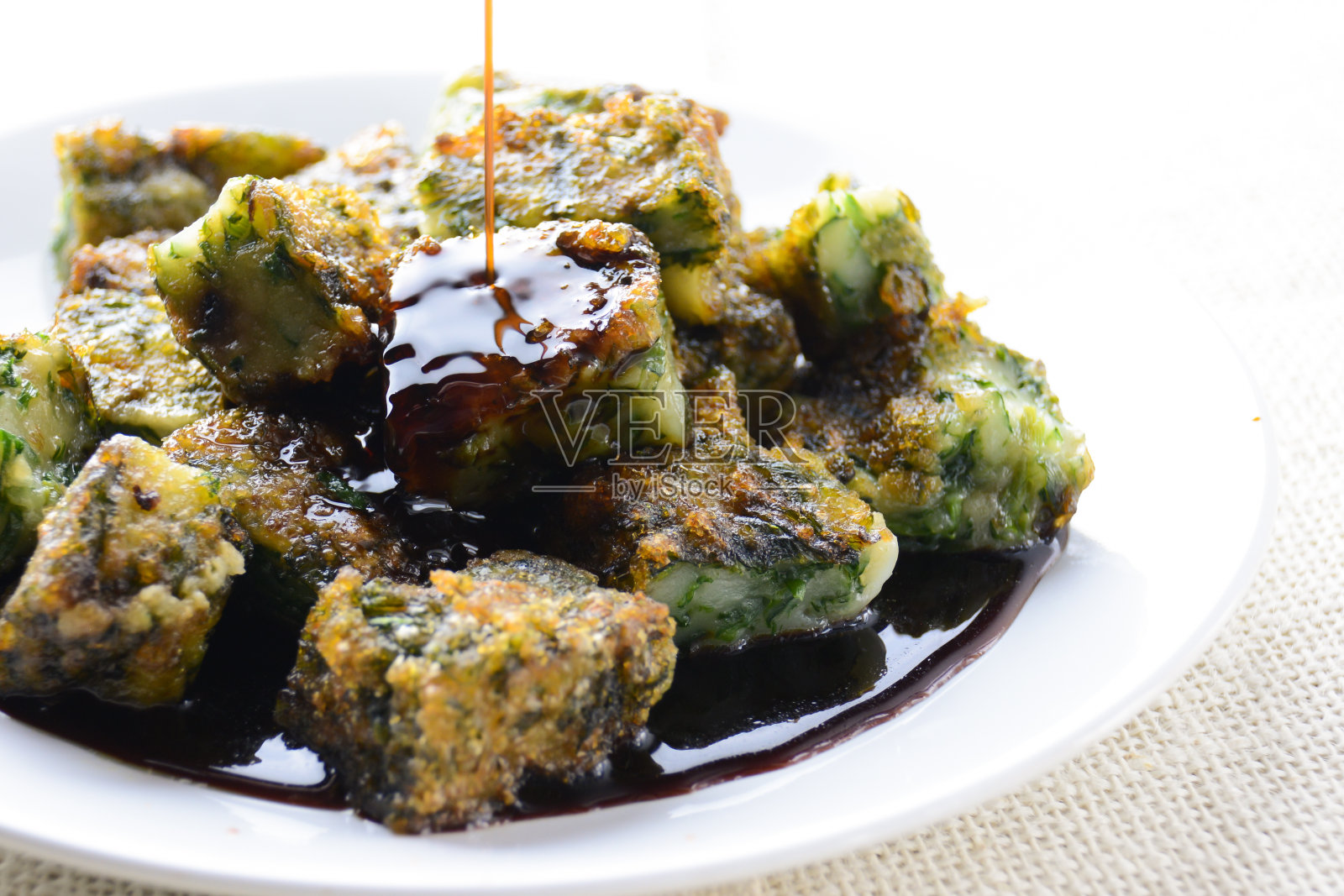 油炸韭菜饺子(Kanom Gui Chai或Ku Chai Kuih)是一种健康、清淡的小吃/开胃菜，面团里塞满了韭菜。照片摄影图片