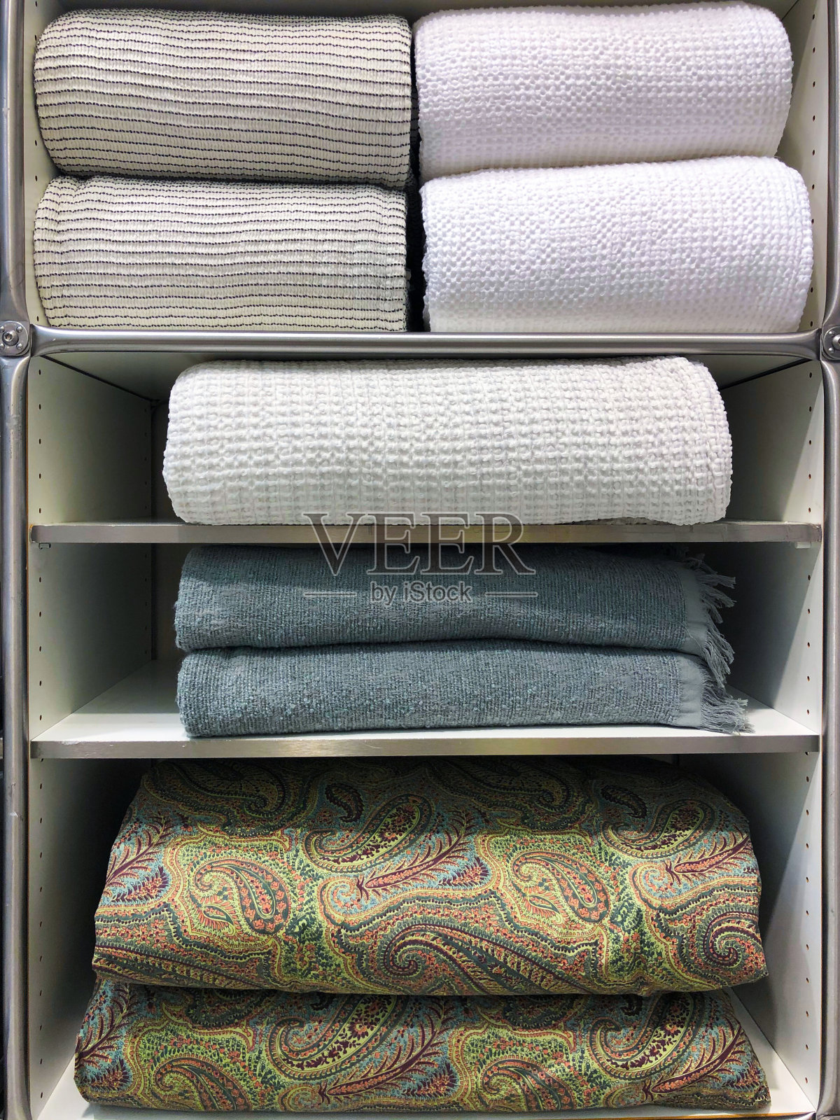 衣柜里的各种家居用品照片摄影图片