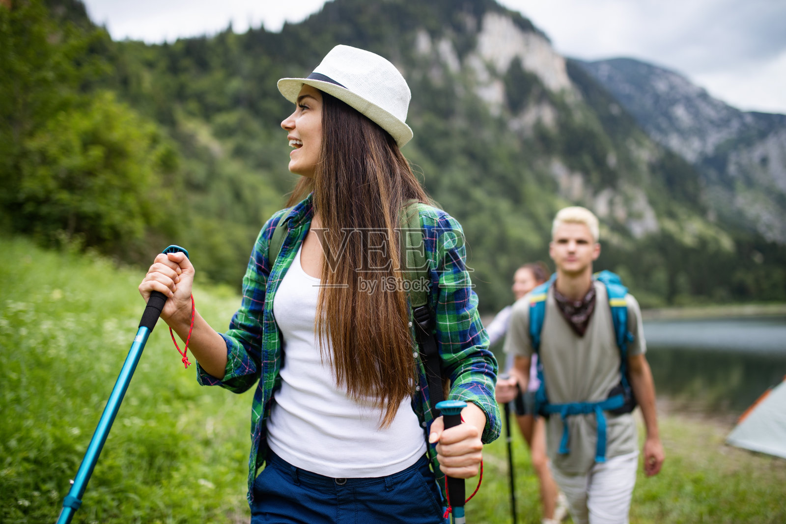 一群快乐的年轻人朋友一起远足户外照片摄影图片