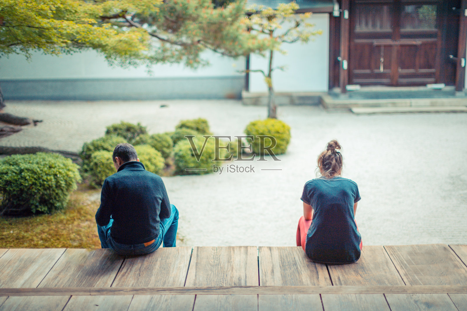 一对白种人夫妇在寺庙花园放松照片摄影图片