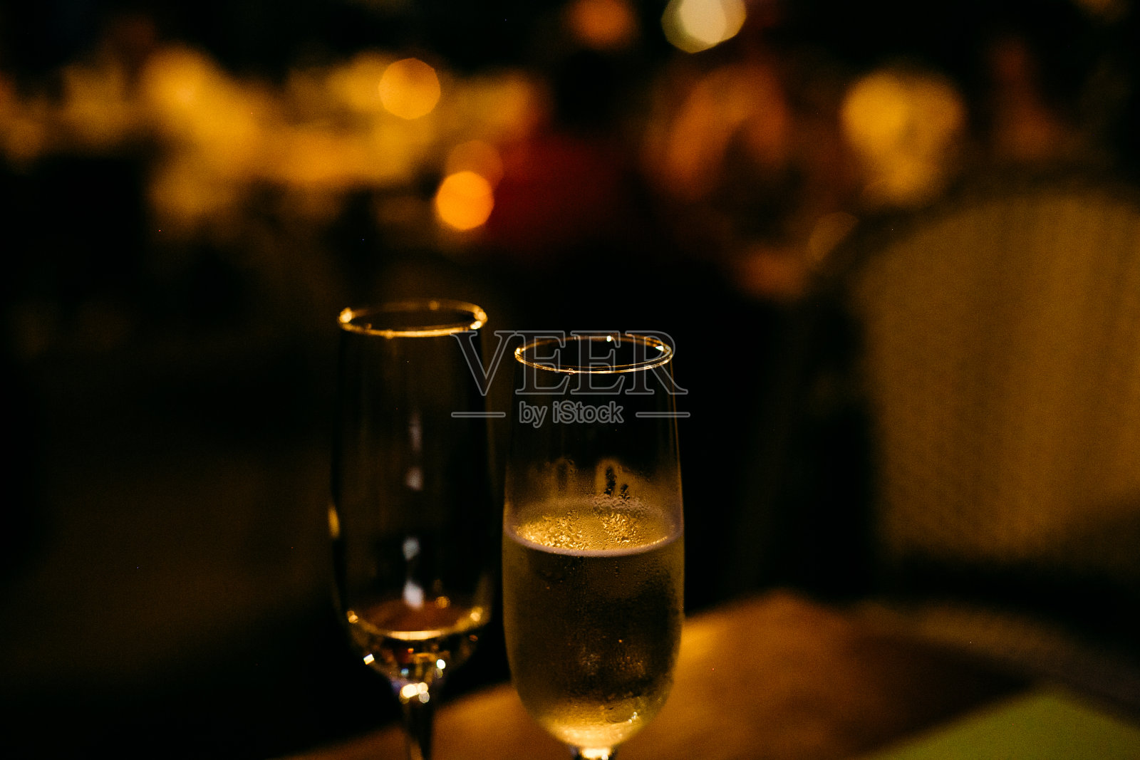 两杯带花环的香槟假日背景照片摄影图片