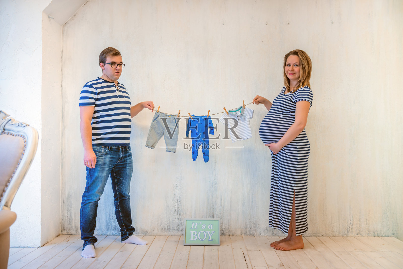 年轻夫妇:孕妇和男人照片摄影图片