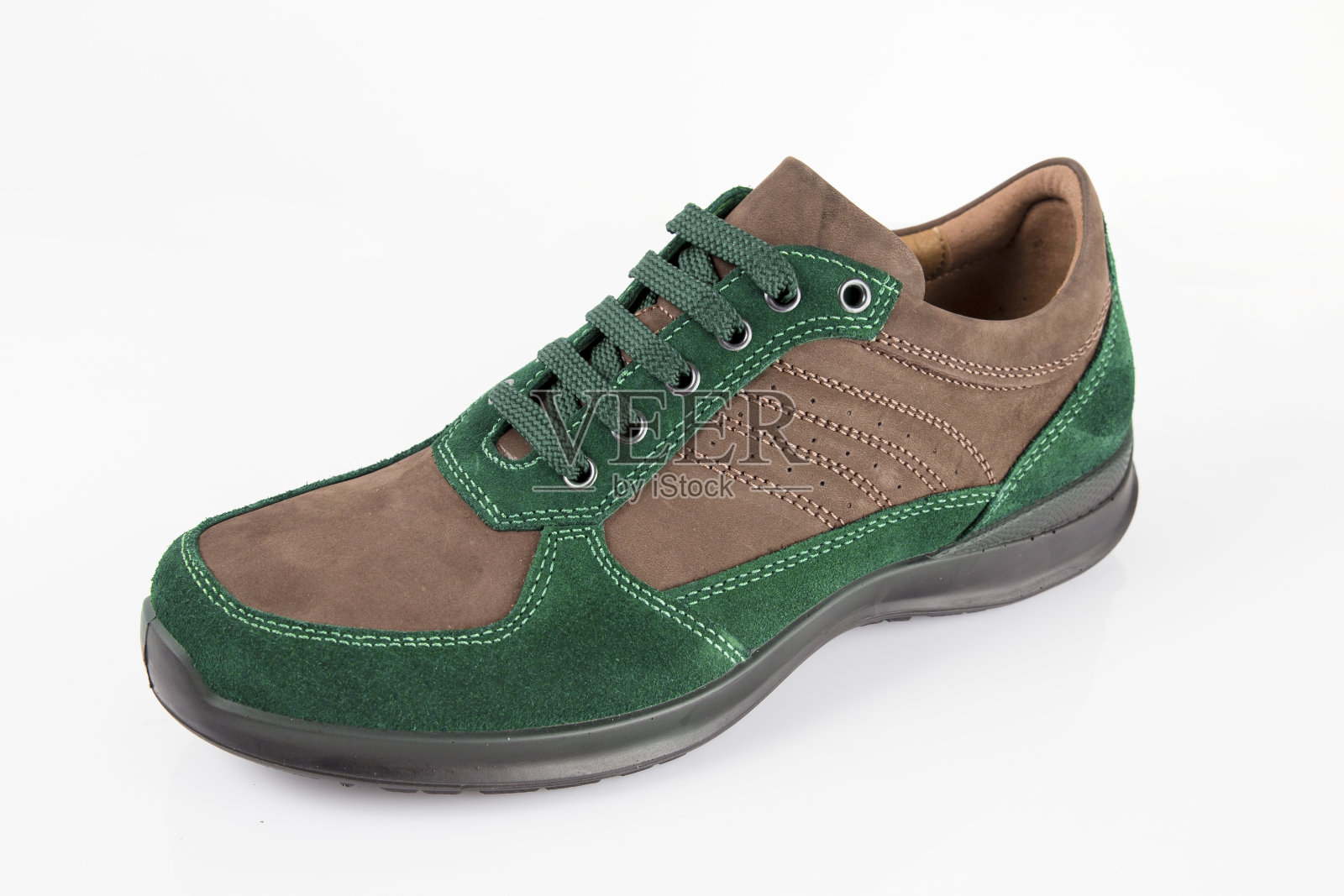 男绿和棕色皮革优雅的鞋上白色的背景，孤立的产品。照片摄影图片