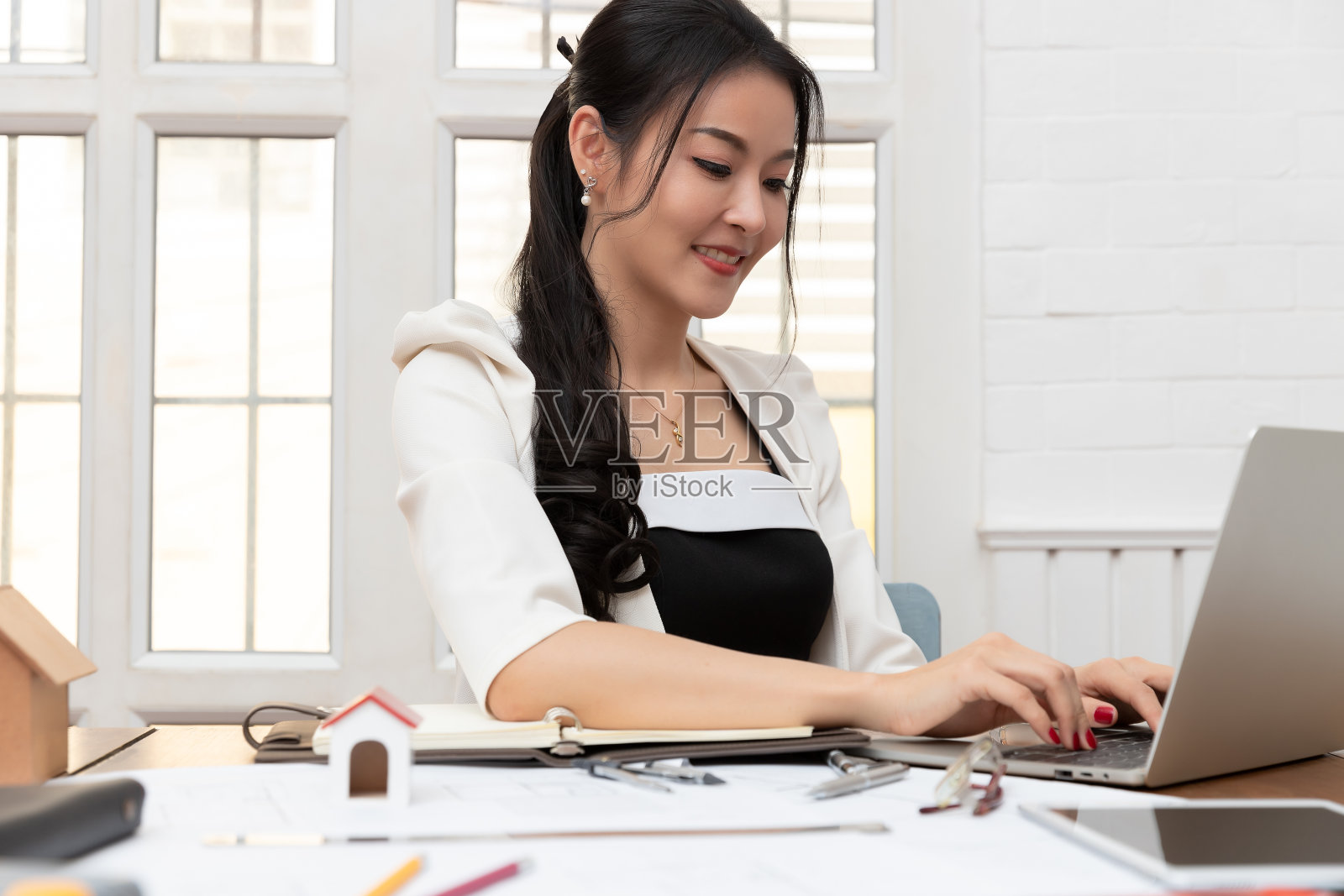 工程师和建筑师概念，工程师建筑师和房地产代理办公室团队与蓝图工作照片摄影图片