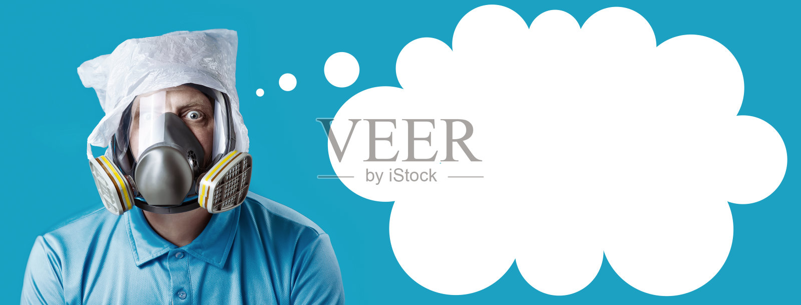 在蓝色背景上，一个头戴防毒面具、头戴塑料袋的人象征着保护环境不受污染照片摄影图片