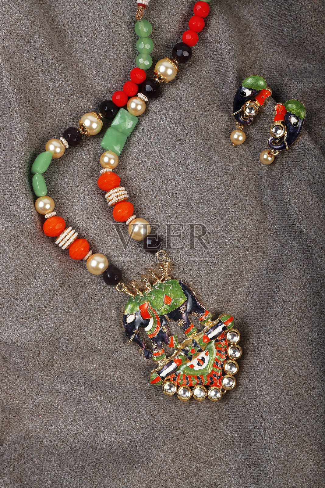 美丽的印度珠宝项链为新娘和女孩。照片摄影图片