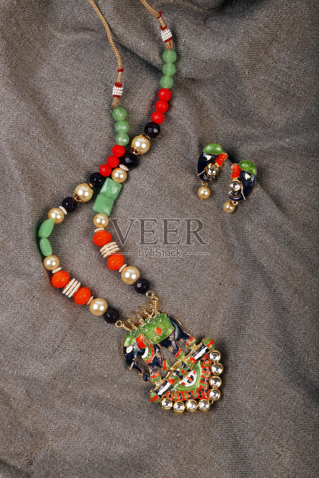 美丽的印度珠宝项链为新娘和女孩。照片摄影图片