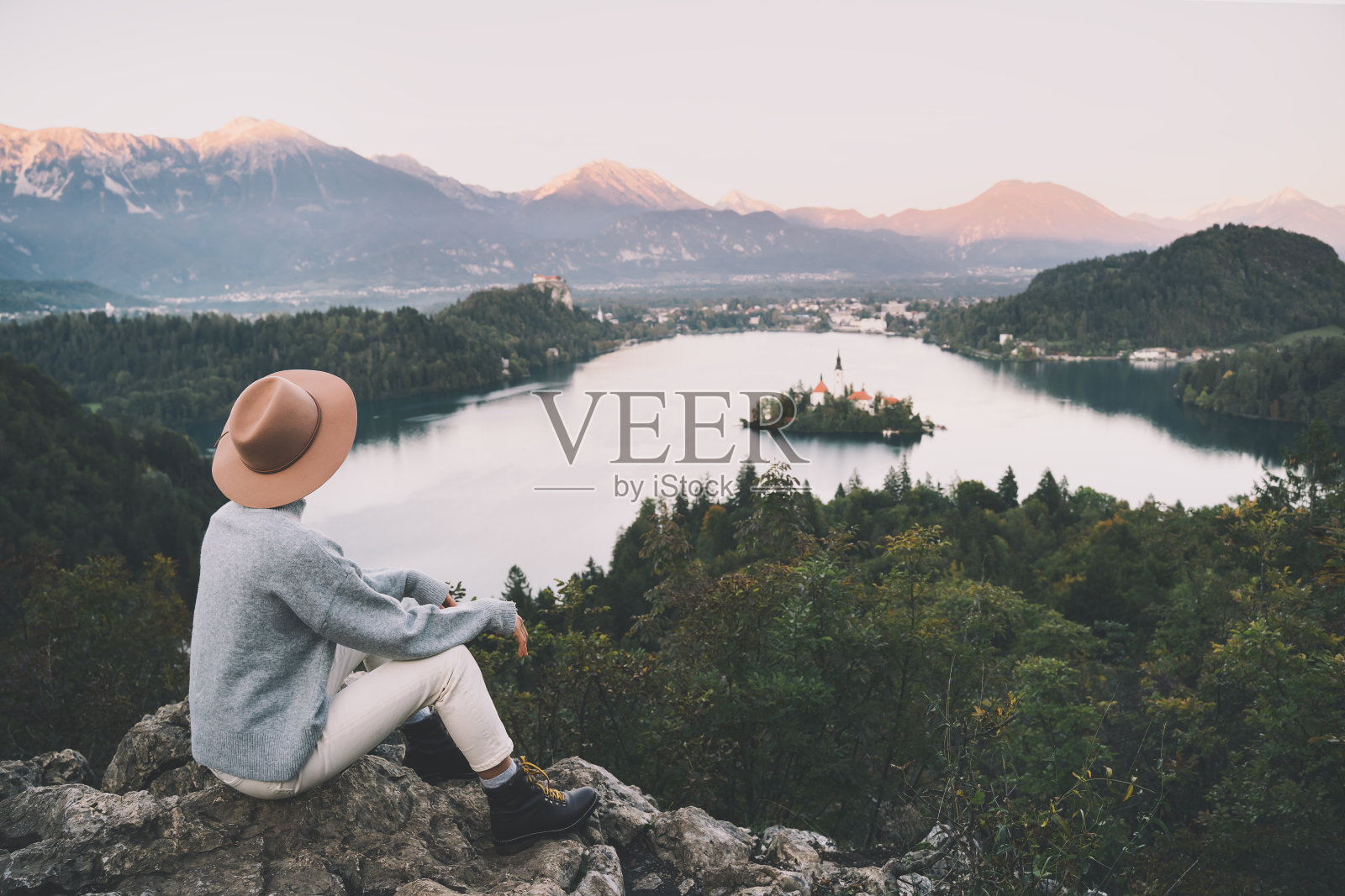 旅行的年轻女子看流血湖，斯洛文尼亚，欧洲照片摄影图片