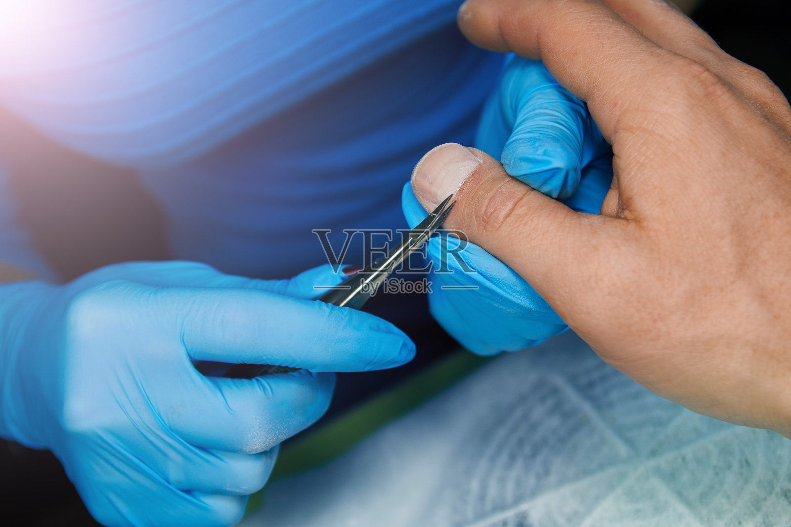 男士在美容院修指甲照片摄影图片