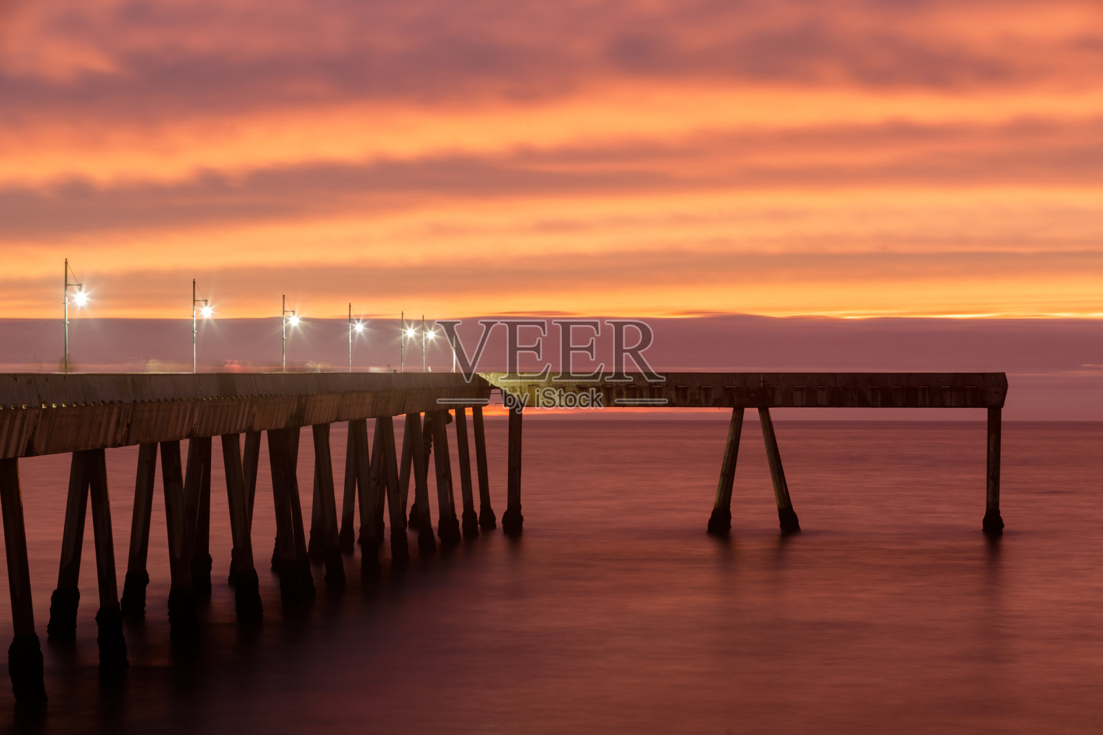 太平洋市政码头上的火红日落照片摄影图片