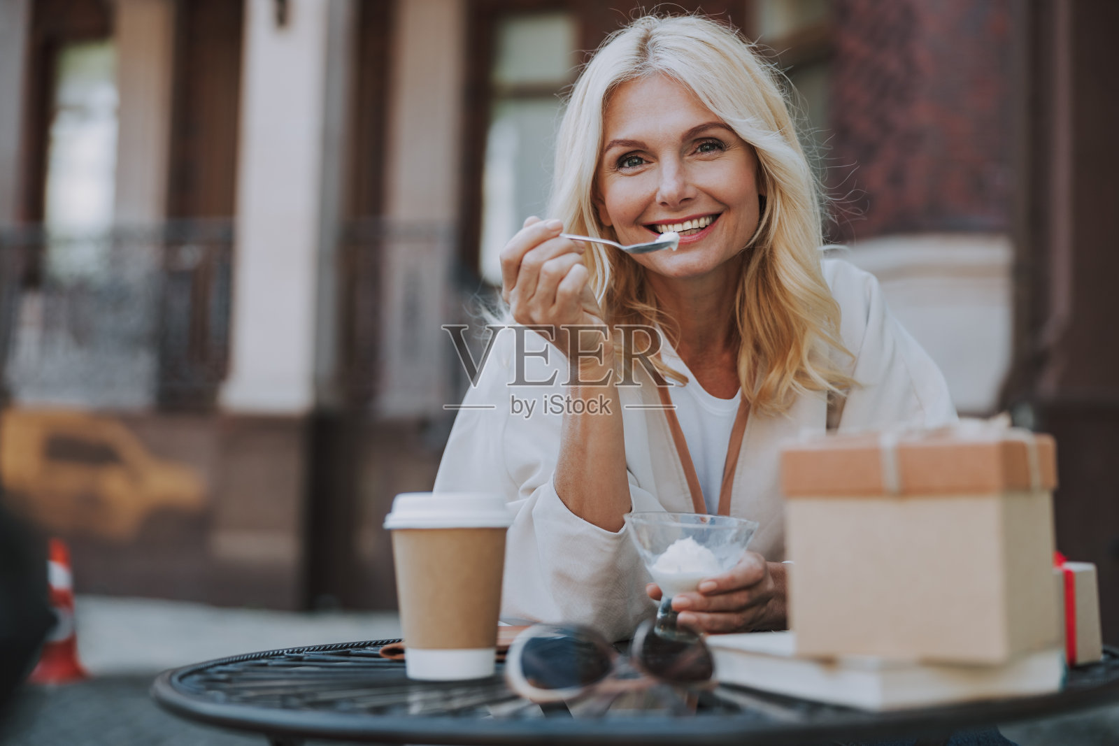 快乐的女士看着她的前面照片摄影图片