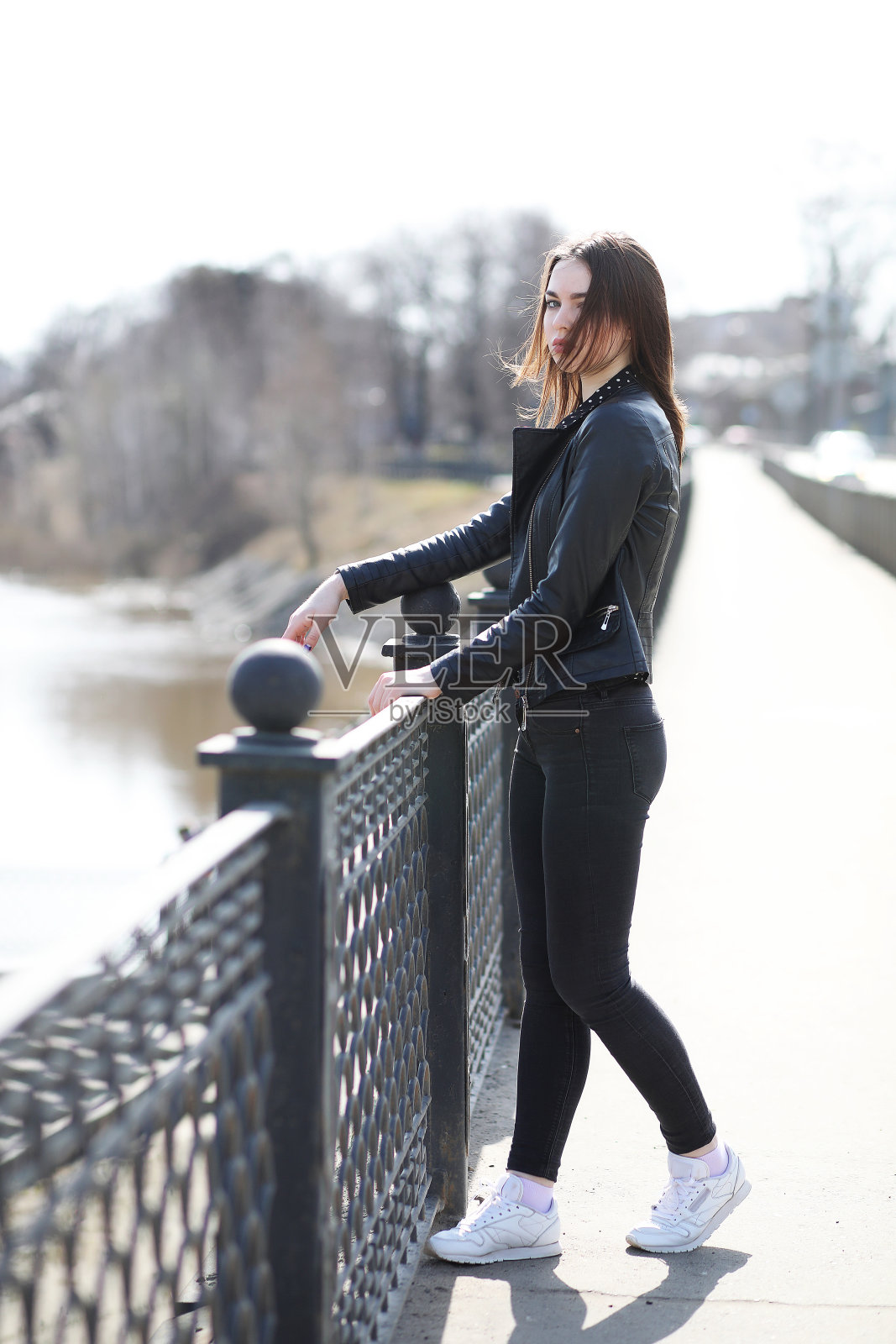 女孩在春天的城市里散步照片摄影图片